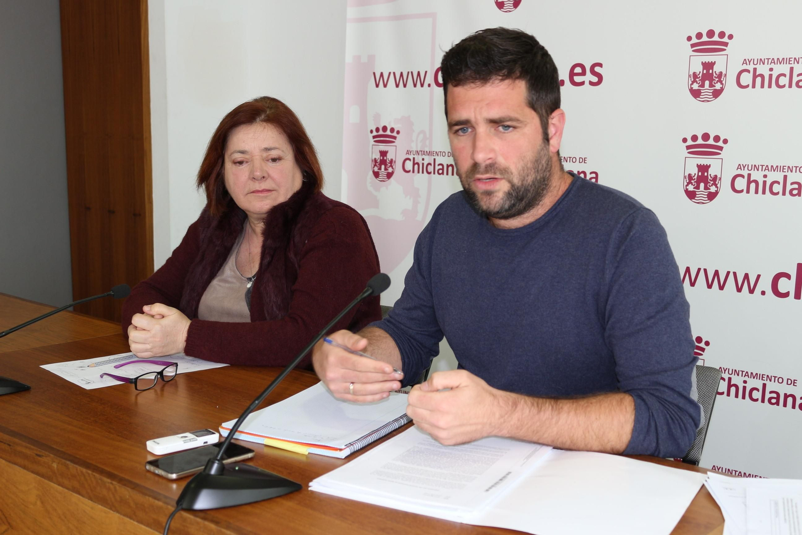 El delegado de Medio Ambiente, Roberto Palmero, y la portavoz del gobierno, Cándida Verdier, explican las nuevas tasas.