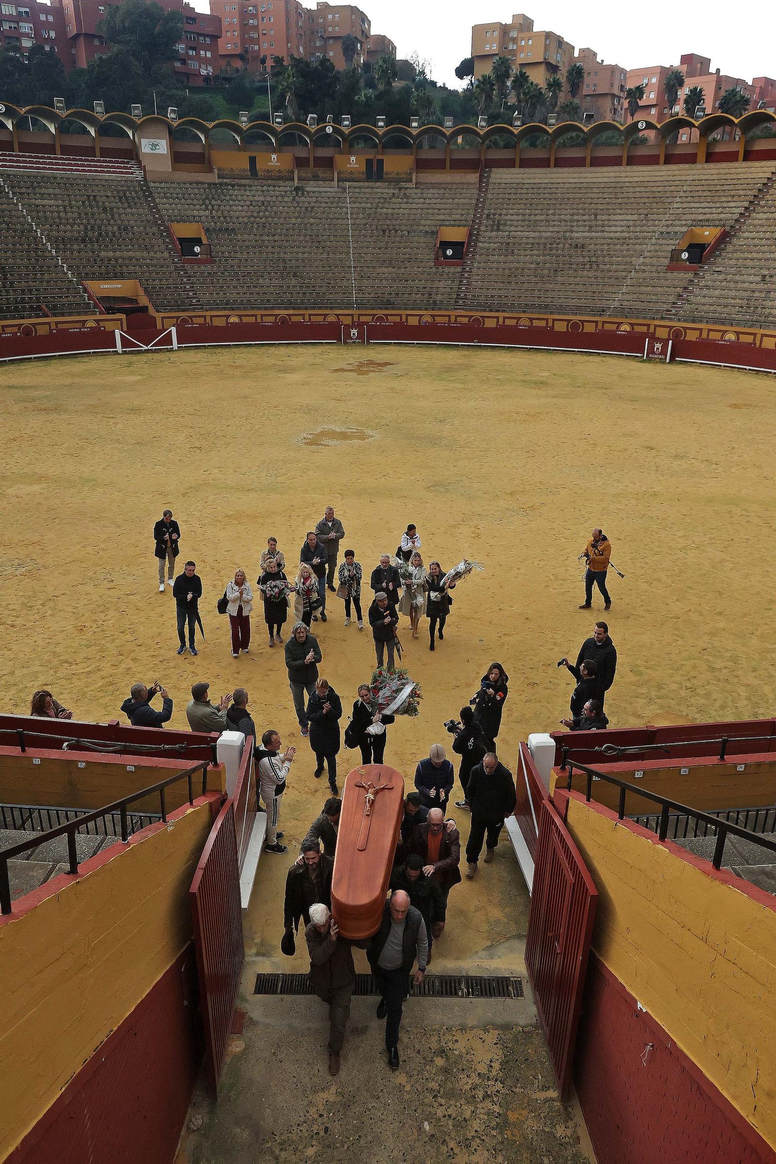 El último adiós al 'Niño de las Coles' en la plaza de toros de Las Palomas, en imágenes