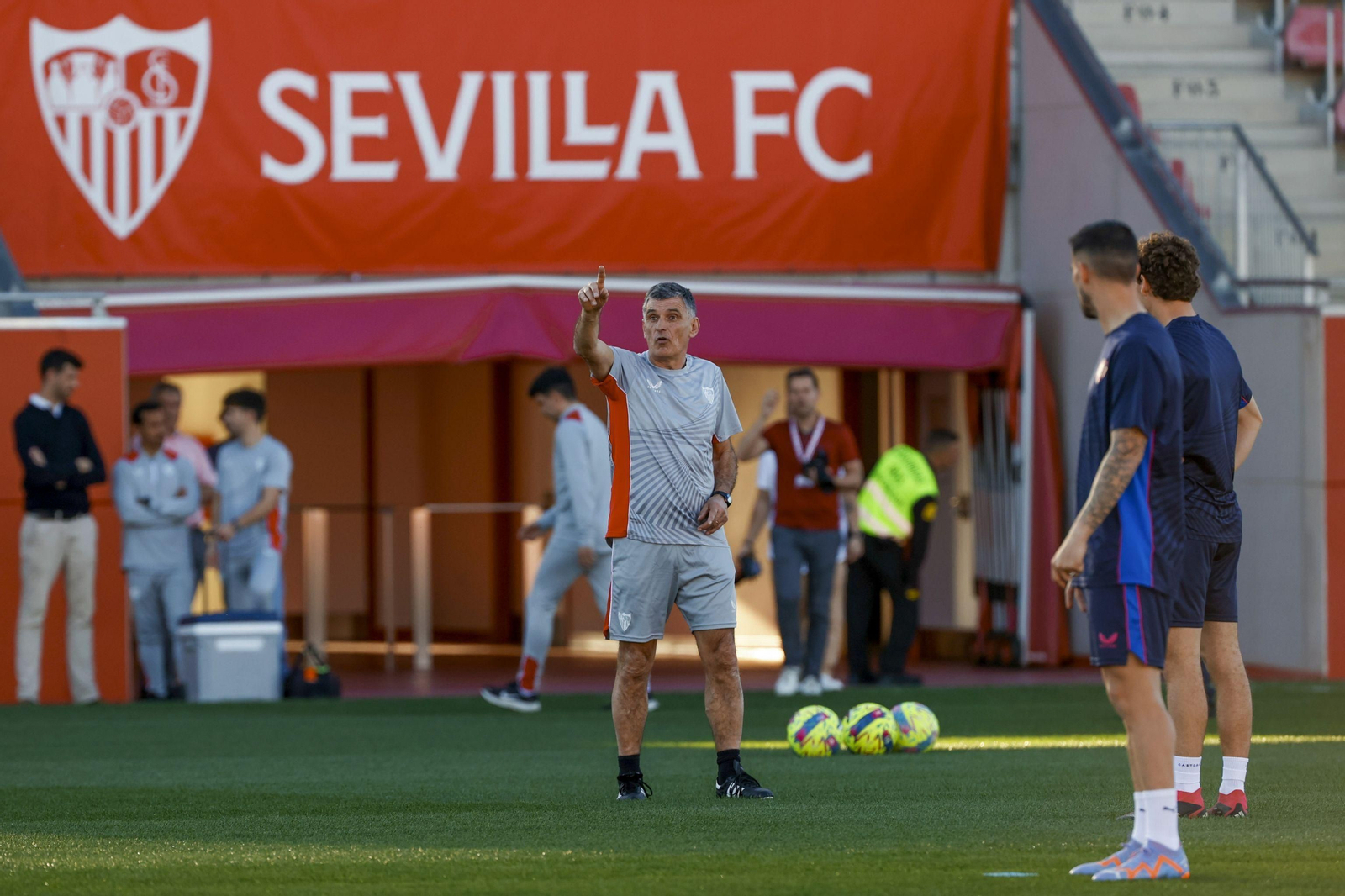 Mendilibar en un entrenamiento del Sevilla.
