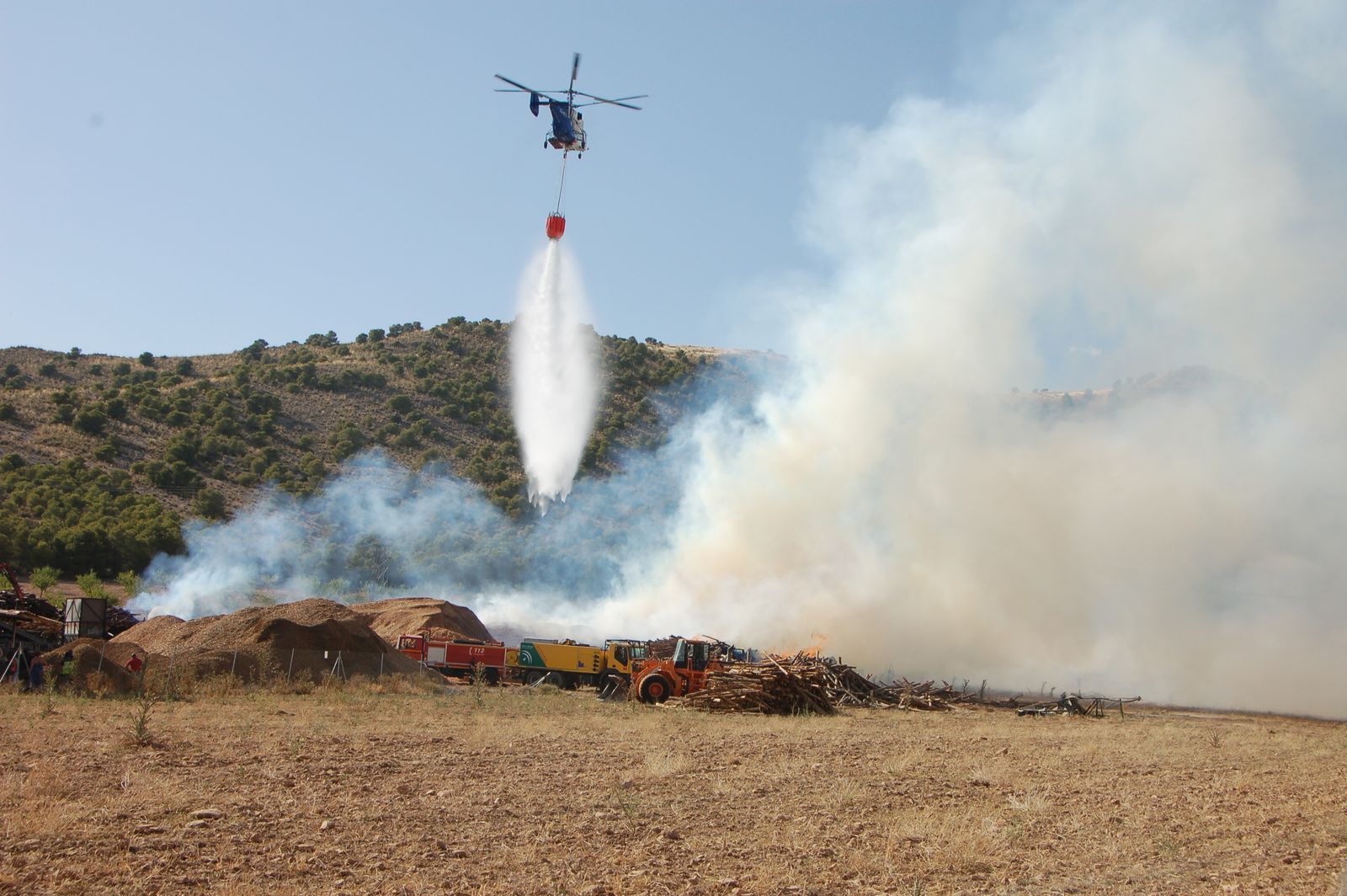 Declarado un gran incendio en una fábrica de pellets en Huéscar