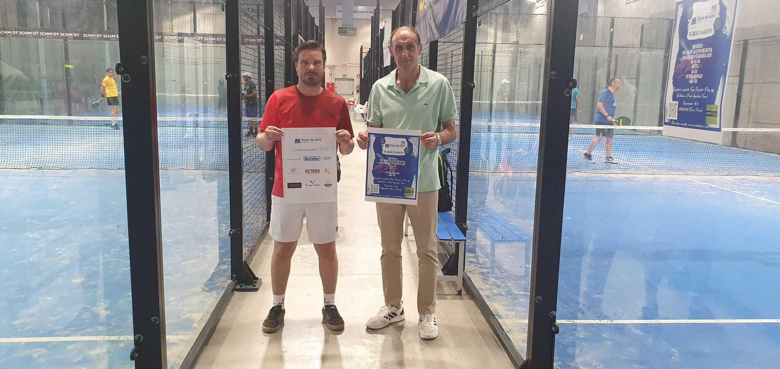 Fran Pérez, director y juez árbitro del torneo, y Antonio Poyatos, director y gerente de Pádel Extreme, con el cartel de la Diario de Jerez Padel Cup.