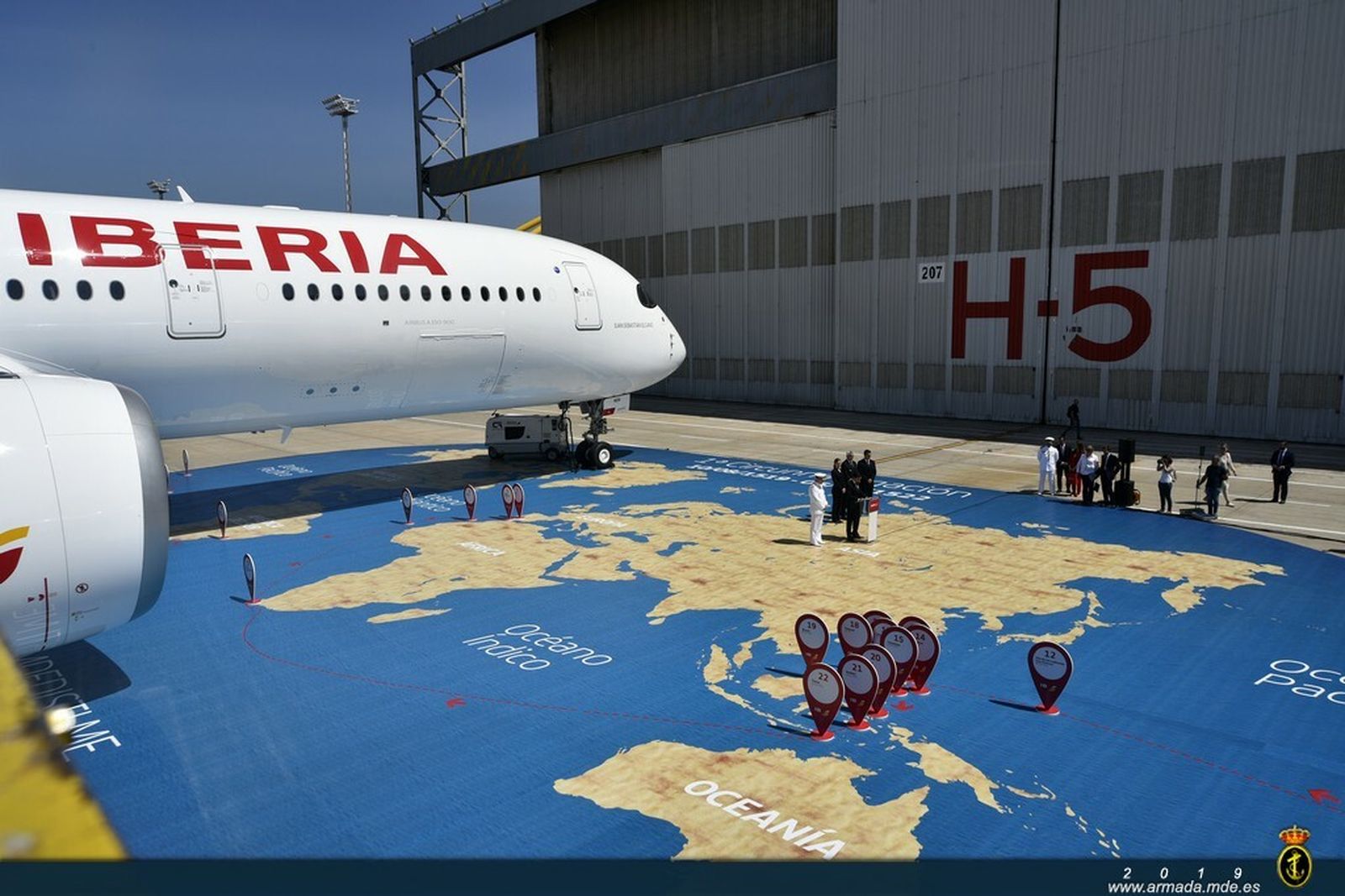 El bautizo del avión de Iberia con el nombre de Elcano