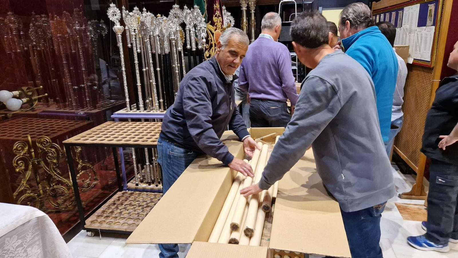 Hermanos de la Esperanza embalando los cirios para enviarlos a Ucrania.