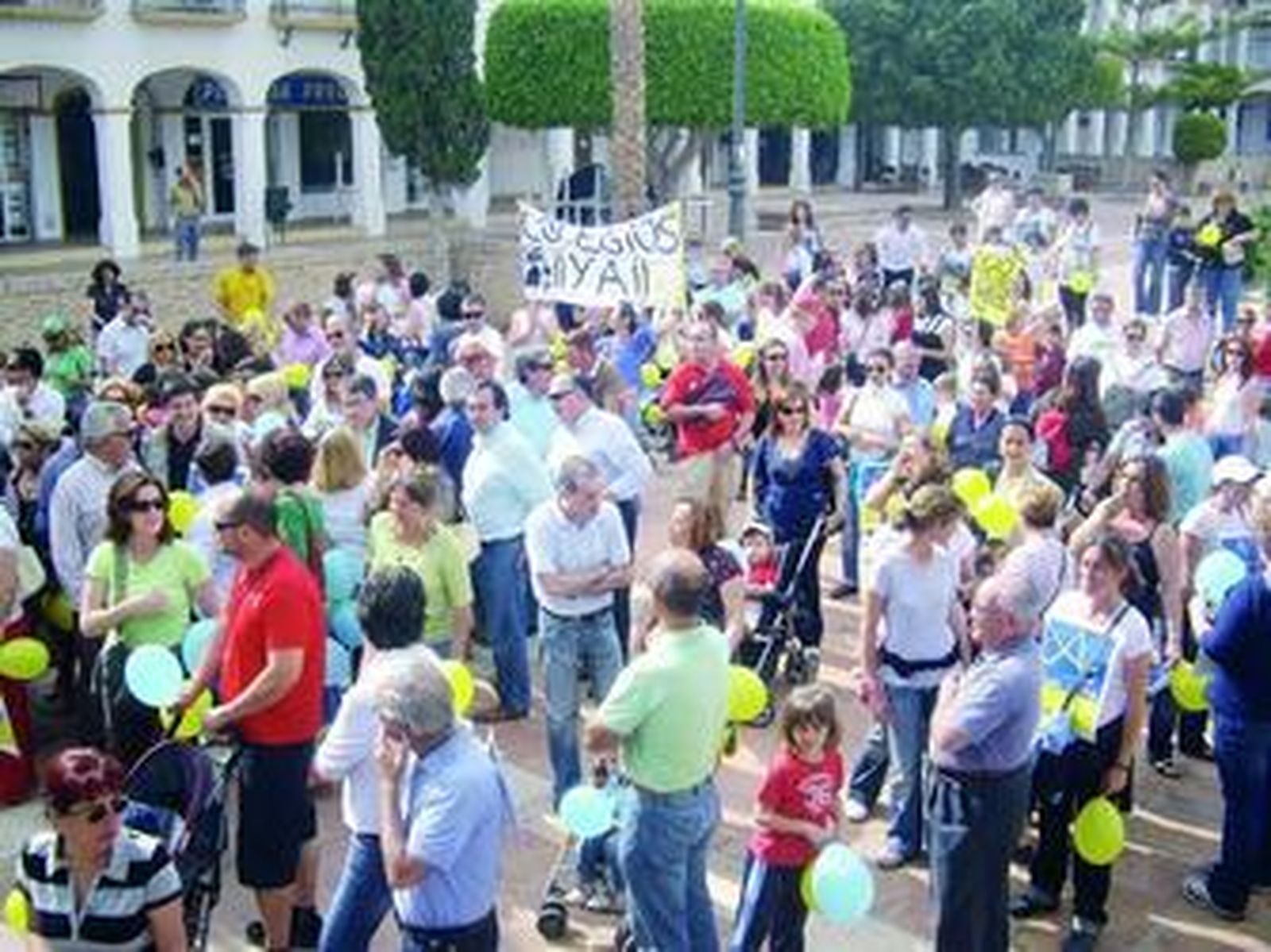 Manifestación de padres ayer en La Cala del Moral.