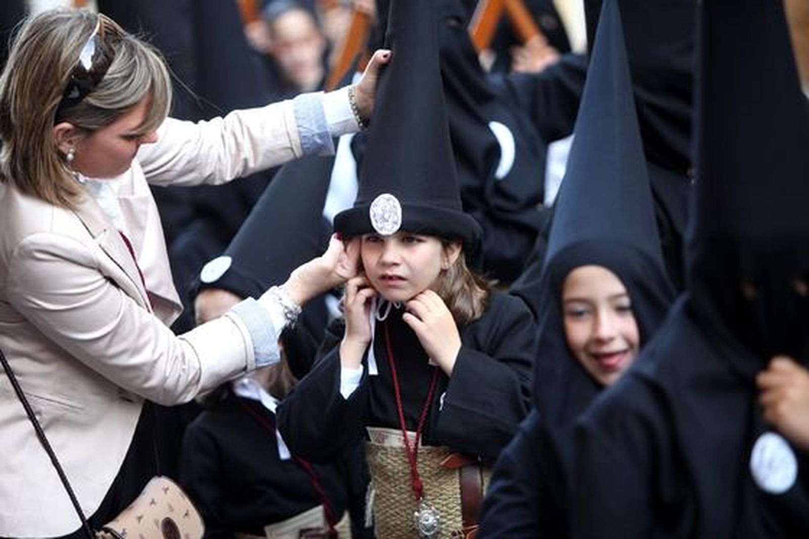 Una madre acicala a su hija en los primeros compases de la estación.

Foto: Vanesa Lobo
