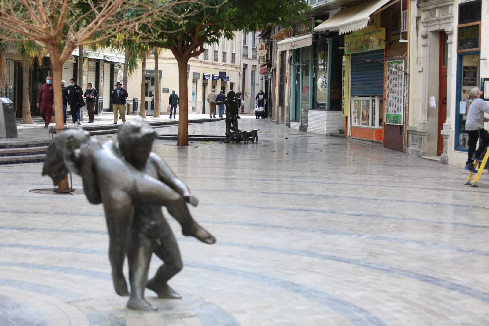 Bares cerrados en la plaza Uncibay en el primer día de cese de actividad no esencial en Málaga.