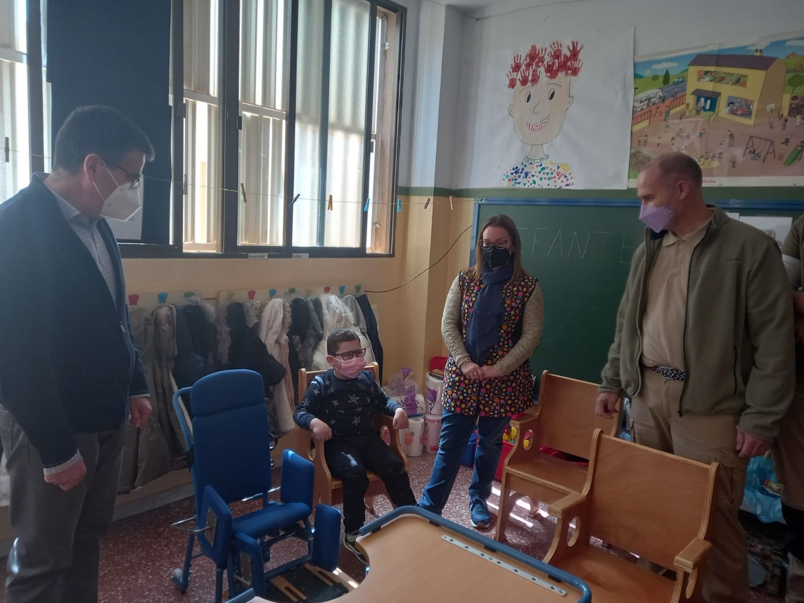 Entrega de la silla especial para el alumno del CEIP Las Marinas.