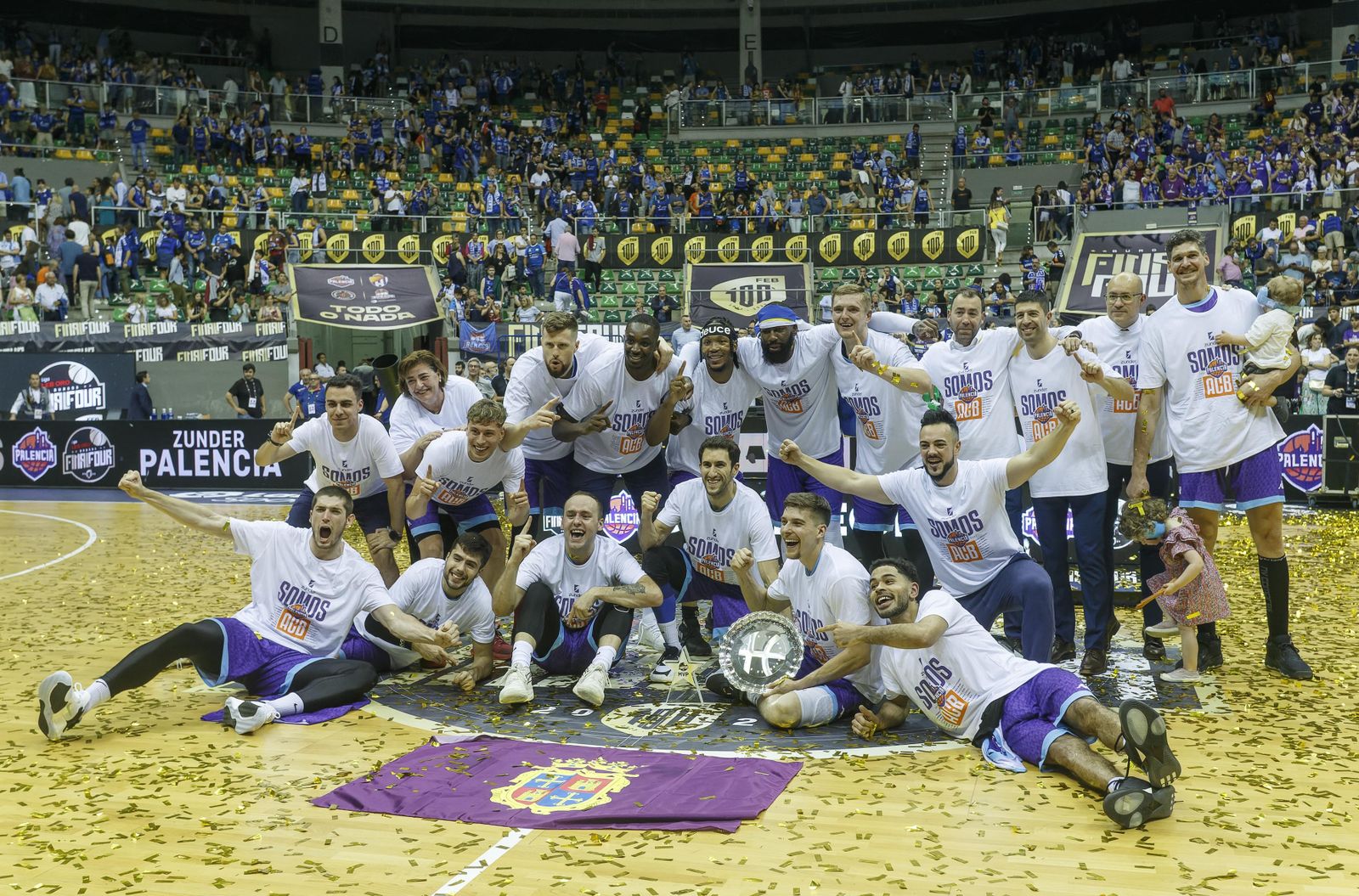 El Palencia celebra el ascenso en Burgos.