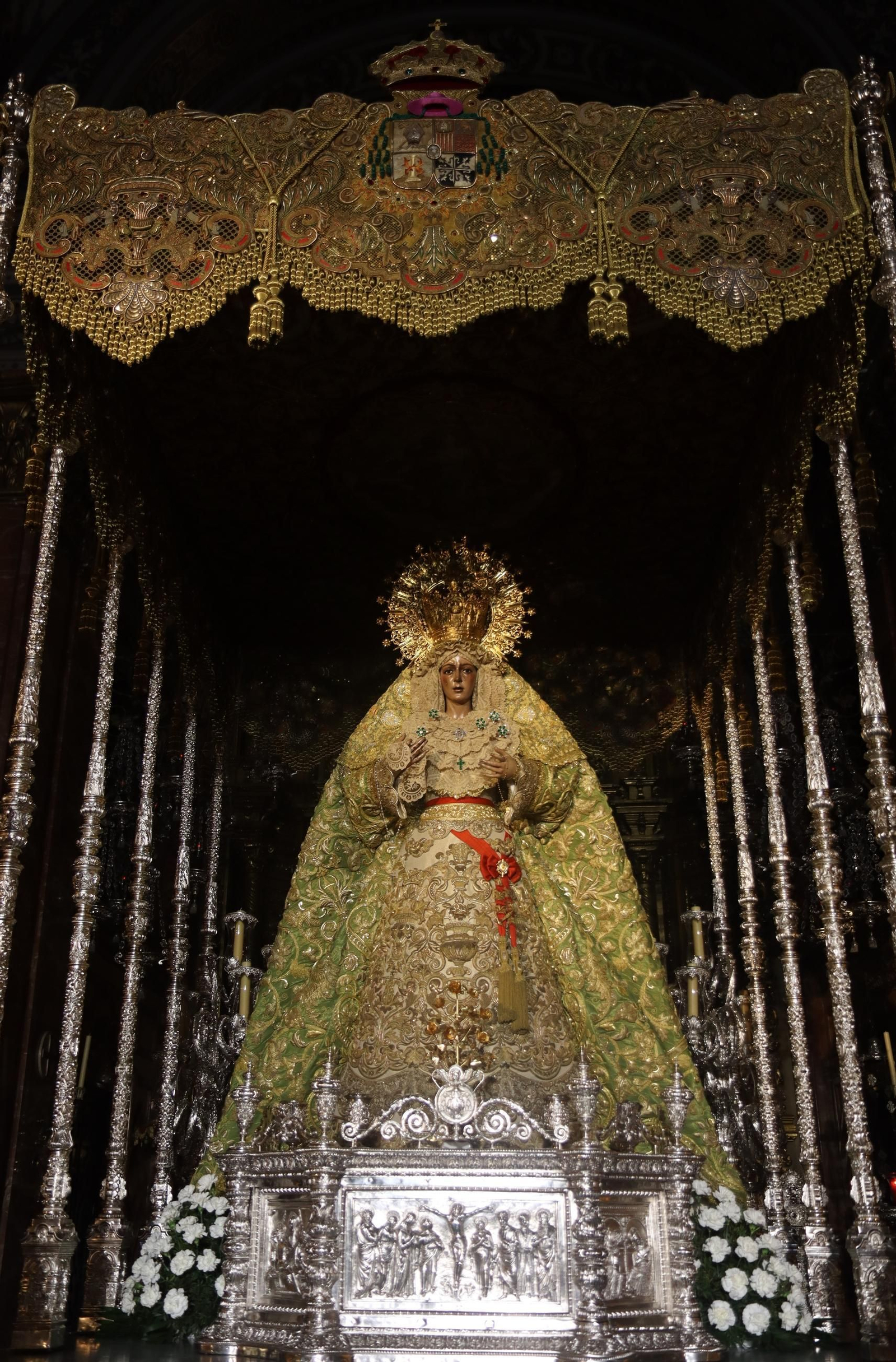 Sevilla acaricia la Semana Santa en un Domingo de Pasión lleno de cultos