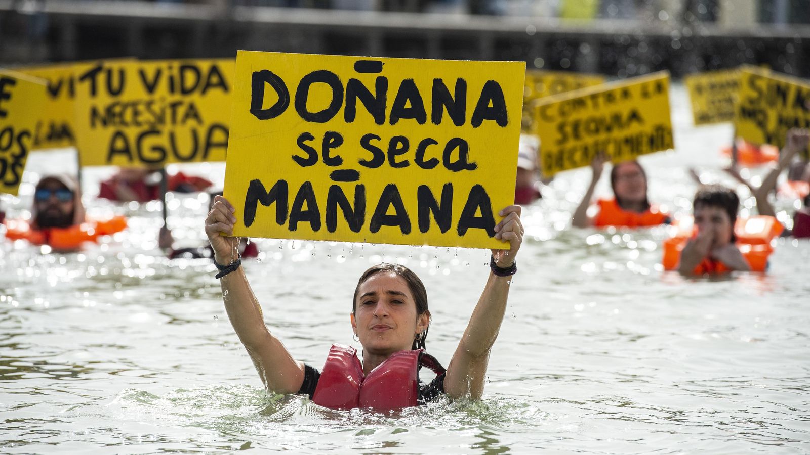 Una activista denuncia el peligro que corre Doñana.