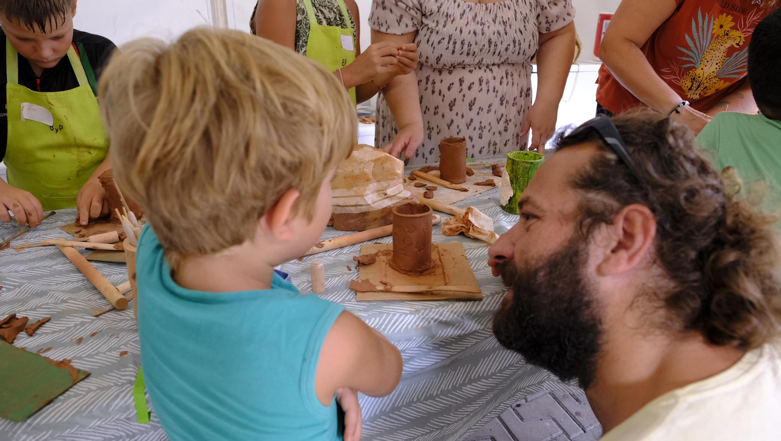 Las imágenes de los talleres familiares de cerámica en la Feria de Almería 2025