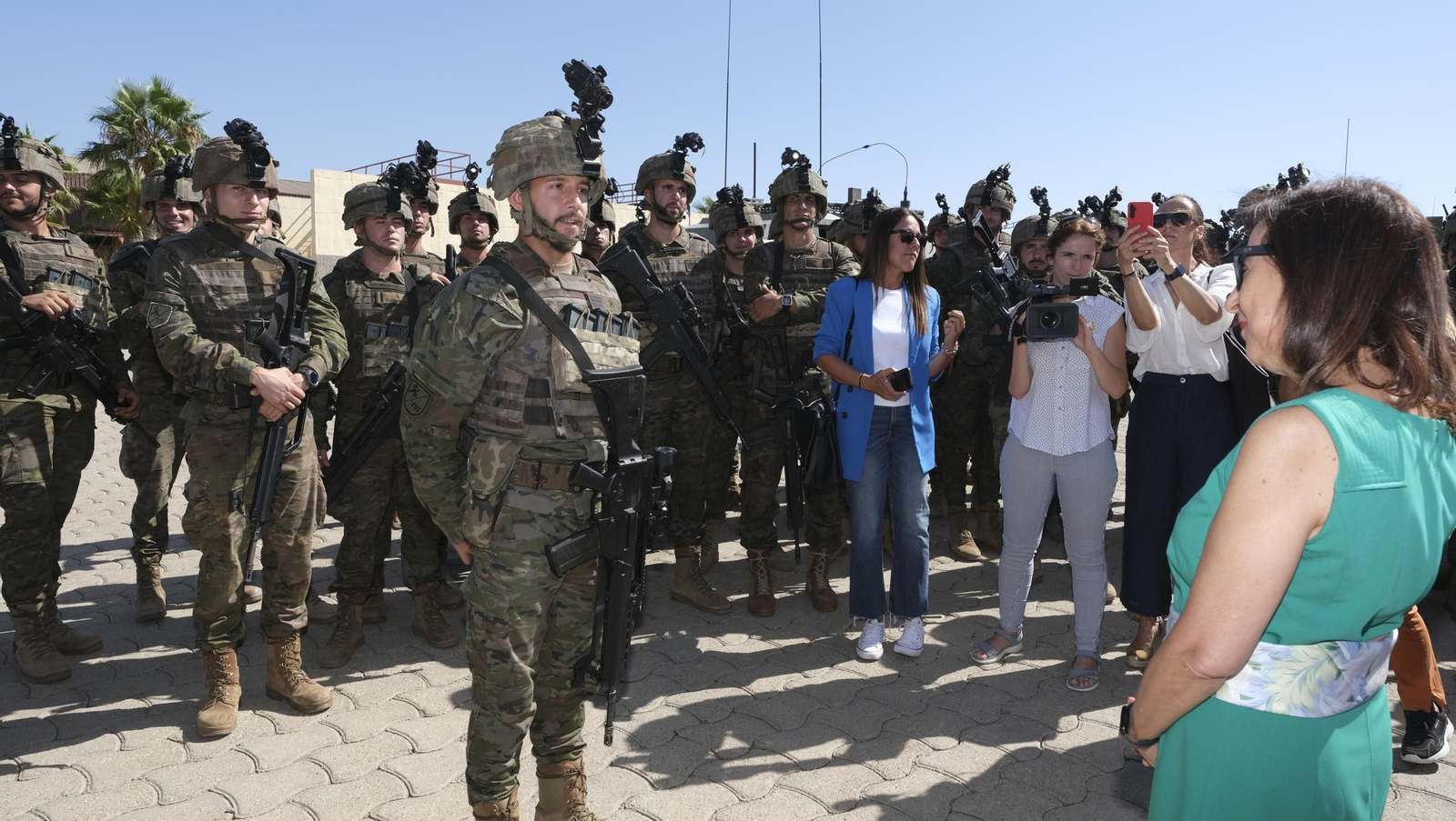 La Ministra de Defensa, Margarita Robles, visita la Base de La Legión en Viator, en imágenes