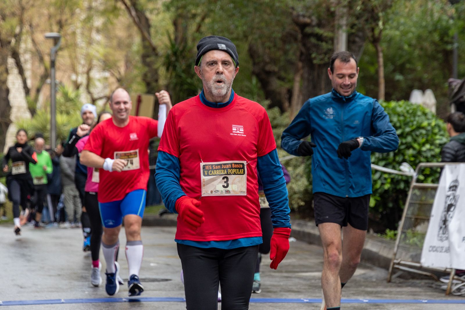 En imágenes: la lluvia no frena a más de un millar de corredores en la V Carrera Popular del IES San Juan Bosco (2)