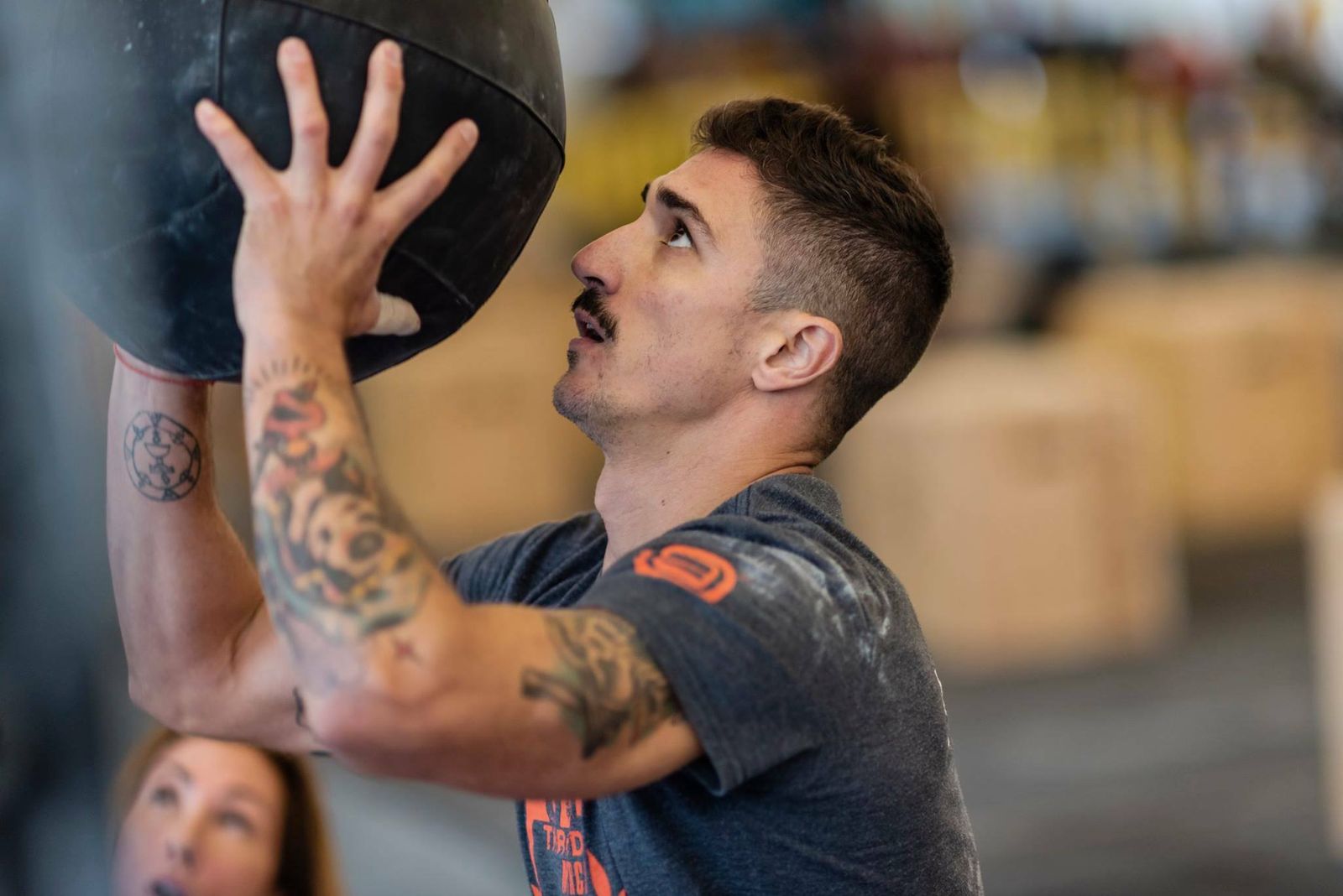 Uno de los participantes de la edición de 2018, durante la ejecución del conocido como ‘wall ball shots’.