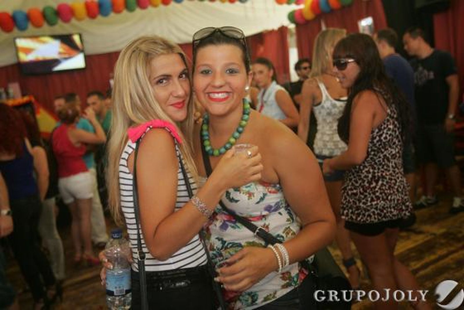 Los algecireños disfrutan de su último día de feria y se reúnen en el Real para contemplar el montaje pirotécnico con el que acaba la fiesta./J.M. Quiñones

Foto: J.M. Quinones