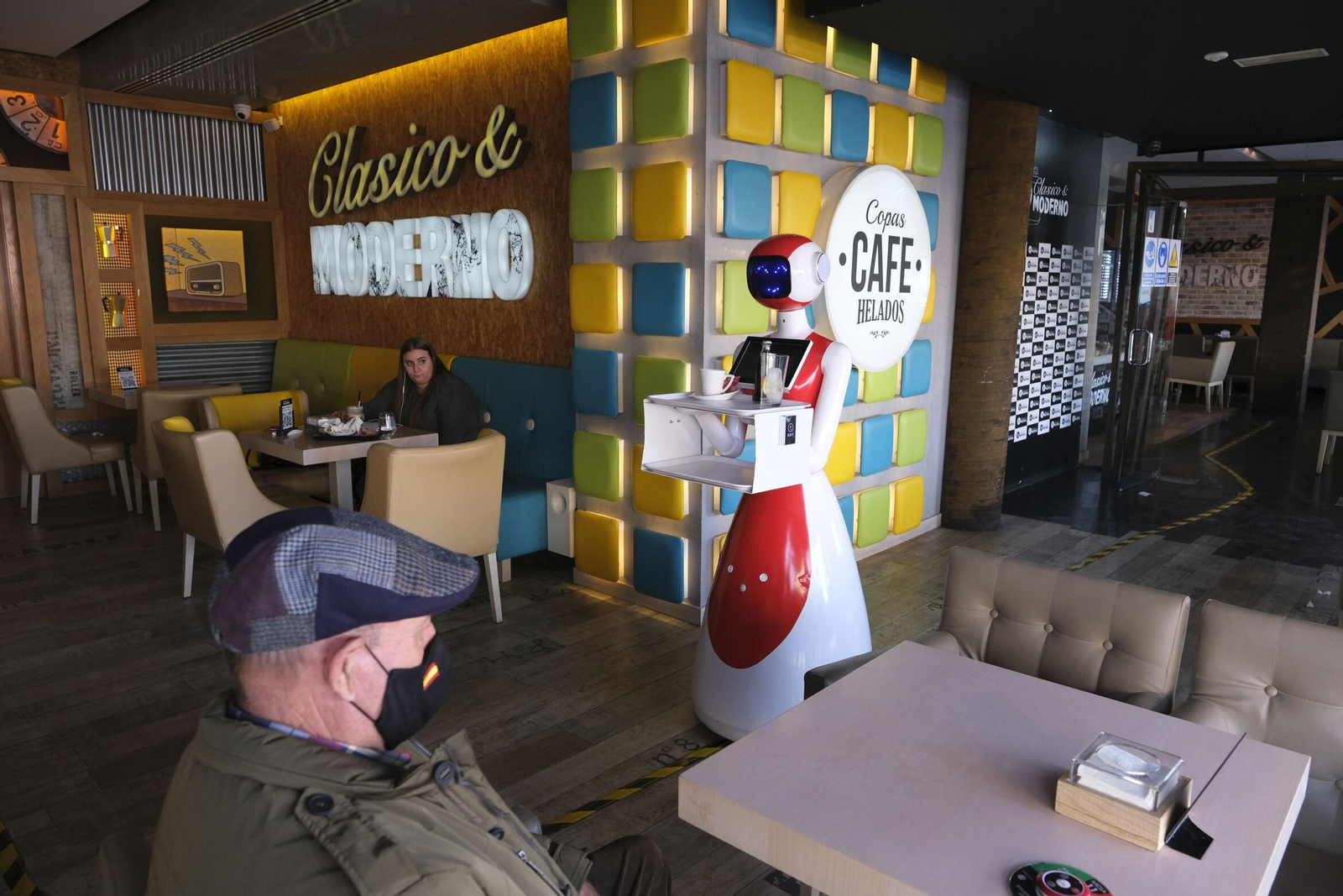 A través de unos raíles se mueve por los 150 metros del local destinados al público