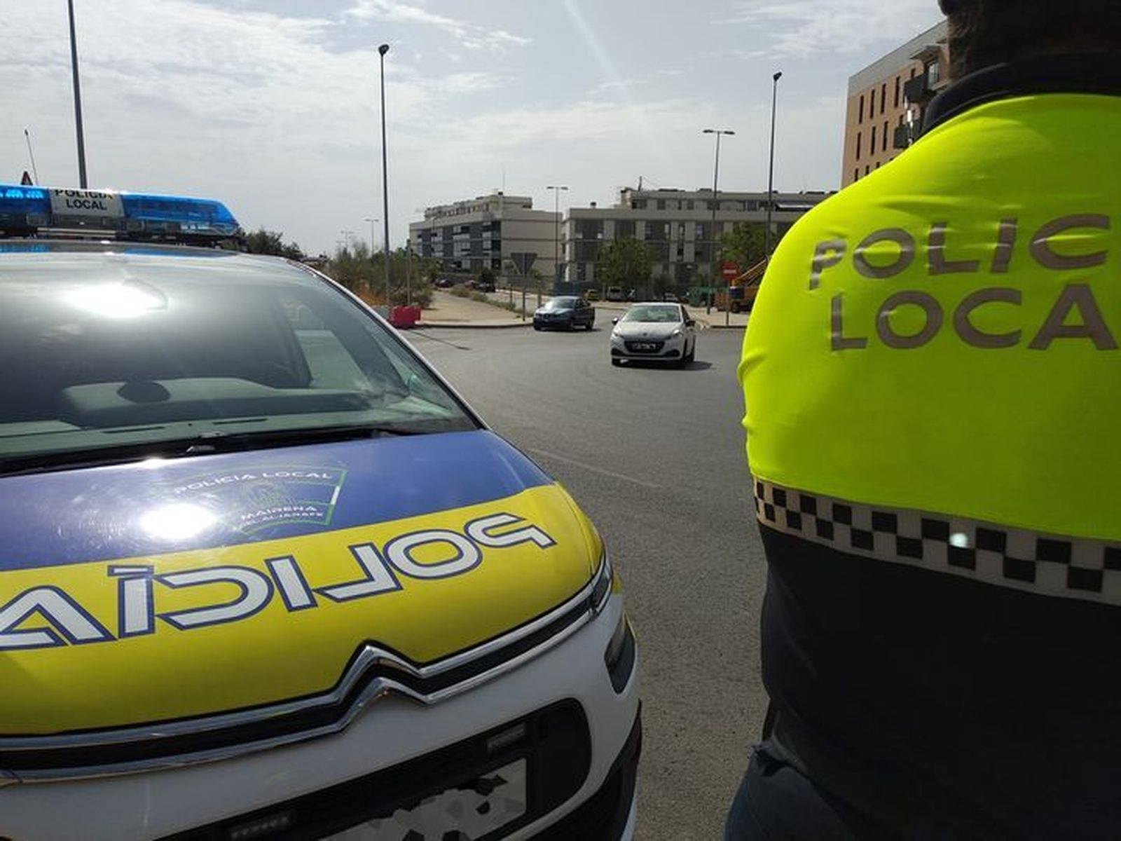 Un patrullero y un agente de la Policía Local de Mairena del Aljarafe.
