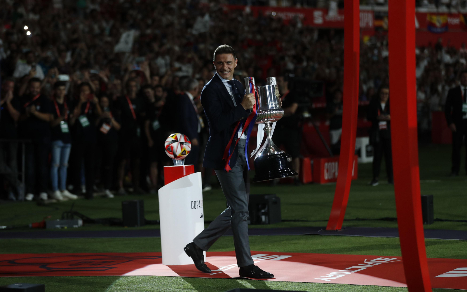 Joaquín, en el momento de saltar al campo para depositar la Copa en el pedestal.