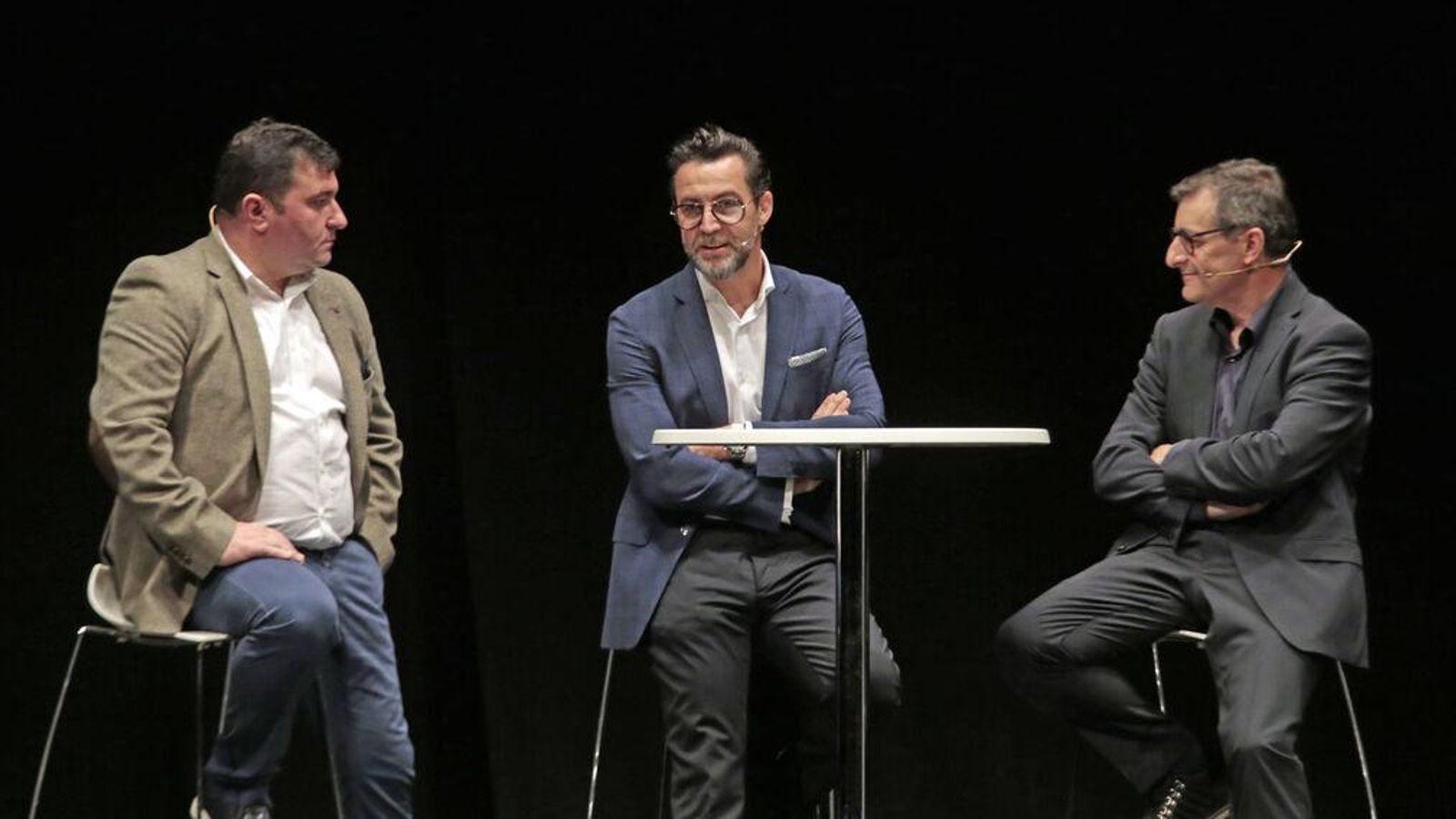 Quique Dacosta, junto a Juan Carlos Navarrete, su mano derecha en tres estrellas Michelin de Dénia, y Josep Roca en una ponencia del foro sobre los vinos de Jerez.