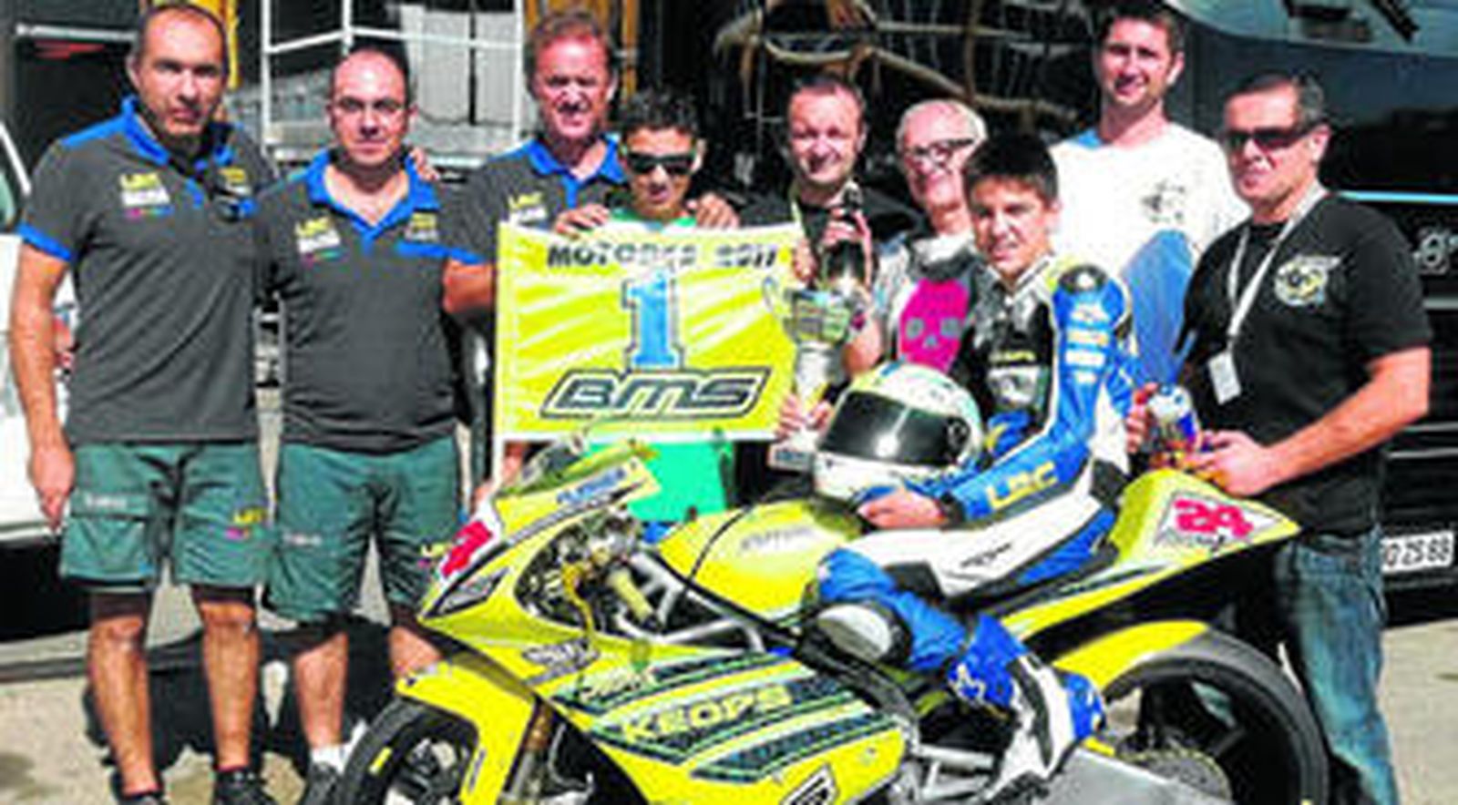 Marcos Ramírez posa con su equipo de técnicos y mecánicos tras proclamarse campeón en el circuito de Cheste.
