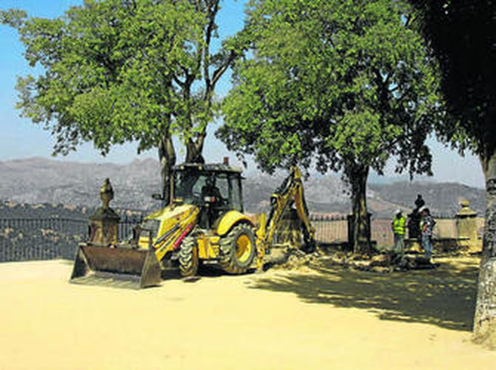 Maquinaria en las obras en el parque de la Alameda del Tajo.