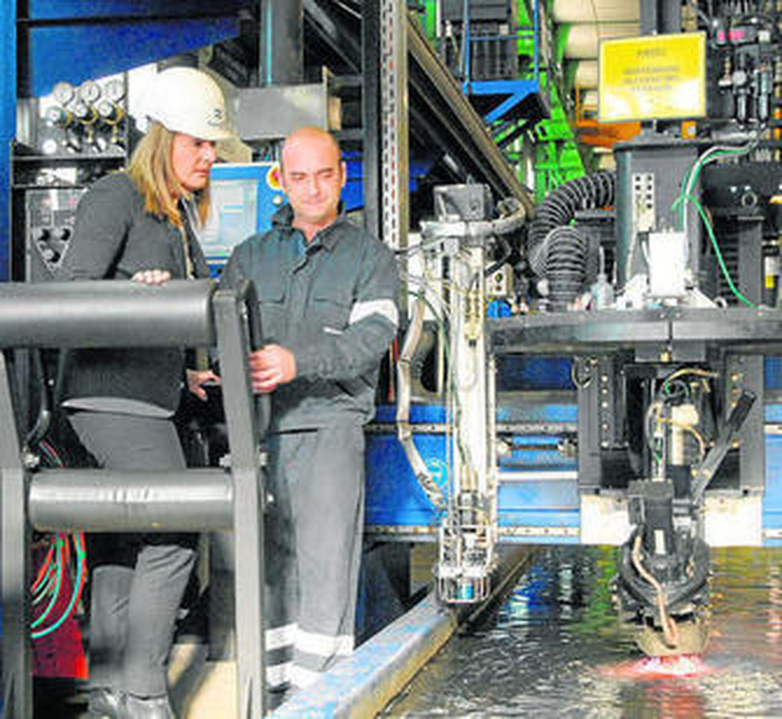 Fátima Báñez, en el taller donde se cortan las primeras chapas para el BAM.