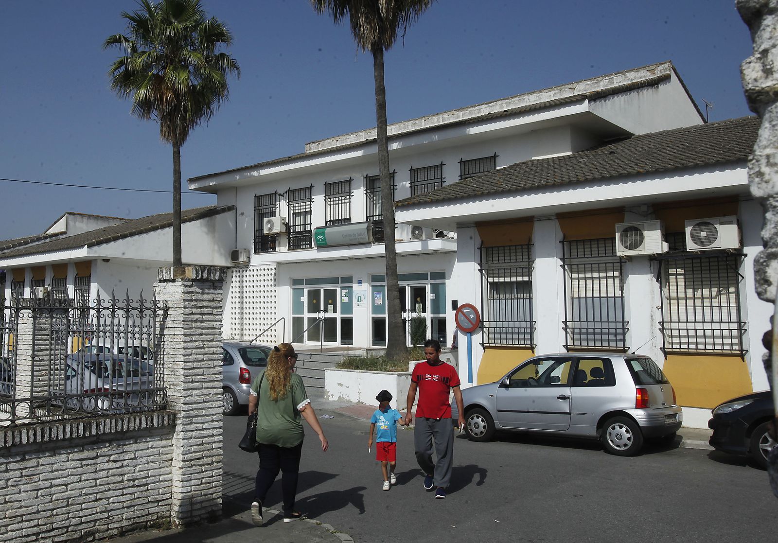 Varias personas en el acceso al centro de salud de Sanlúcar la Mayor.