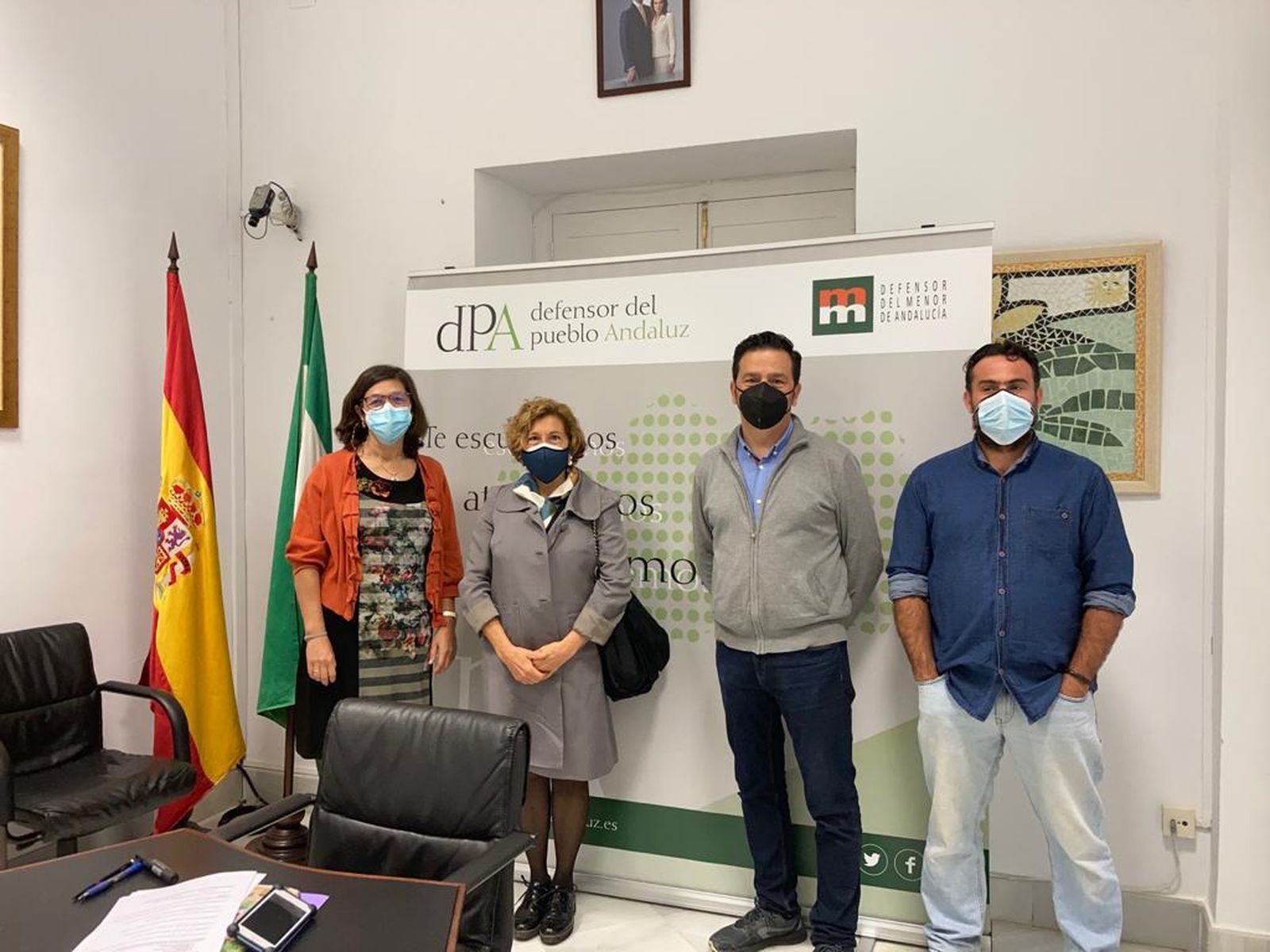 La mediadora, María José Ruiz, con la edil de Educación, Blanda de Pablos, el director del CEIP El Olivo, Teémaco Herández, y el representante de las AMPAs, Alberto Genérelo, del AMPA Los Rosales, en la oficina del Defensor del Pueblo Andaluz.
