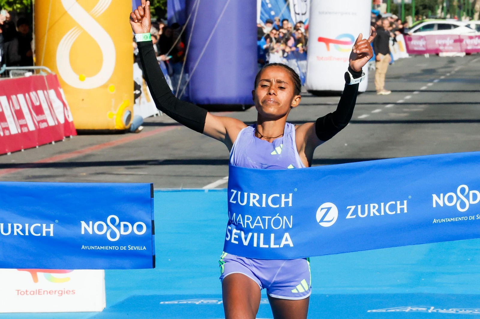 La etíope Dessie Anchinalu se proclama vencedora de la competición femenina.