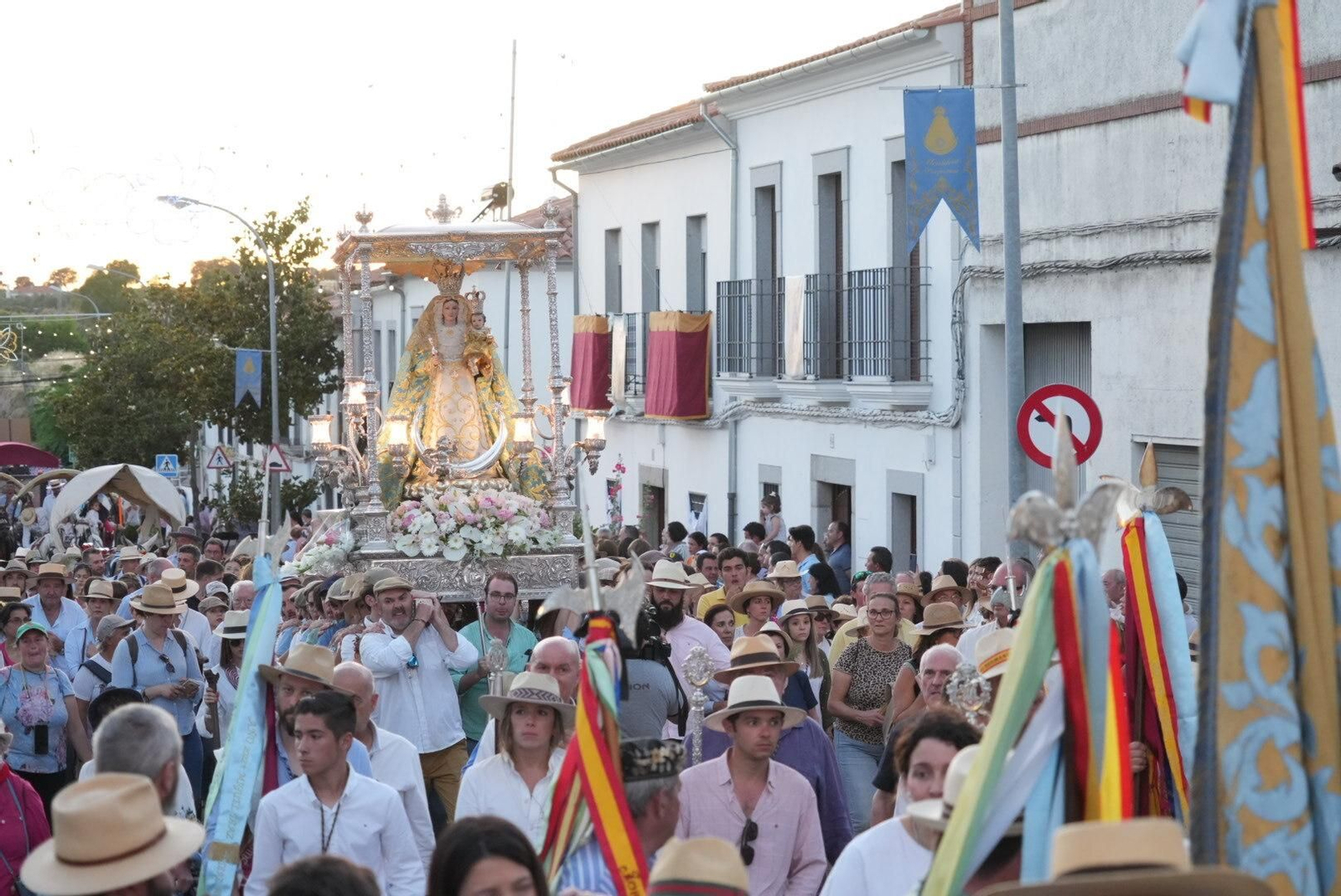 La romería de la Virgen de Luna del Lunes de Pentecostés en Villanueva de Córdoba, en imágenes