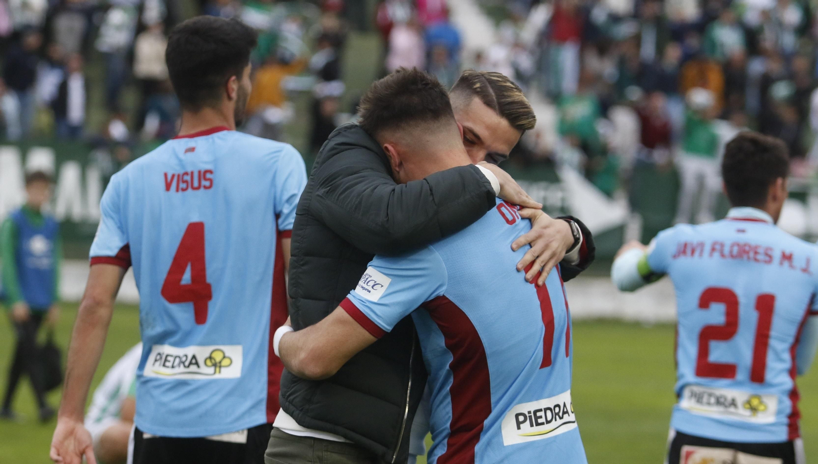 Omar Perdomo se abraza a José Alonso a la conclusión del encuentro.