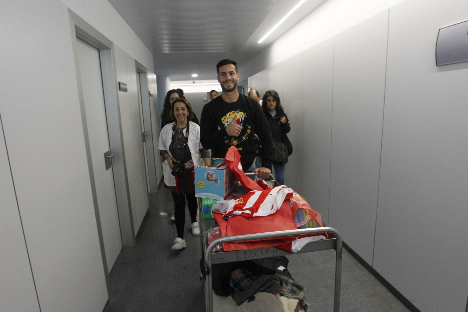 Fotogalería visita jugadores U.D. Almería Hospital Torrecárdenas