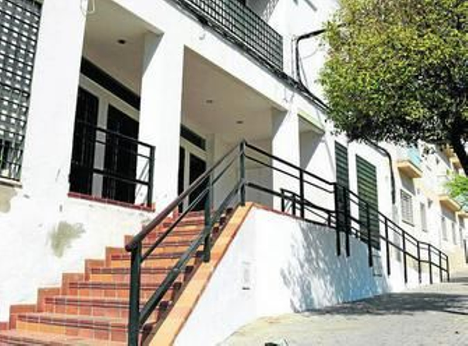 Vista de la entrada del centro de salud Padre Salado, en la zona de la Banda.