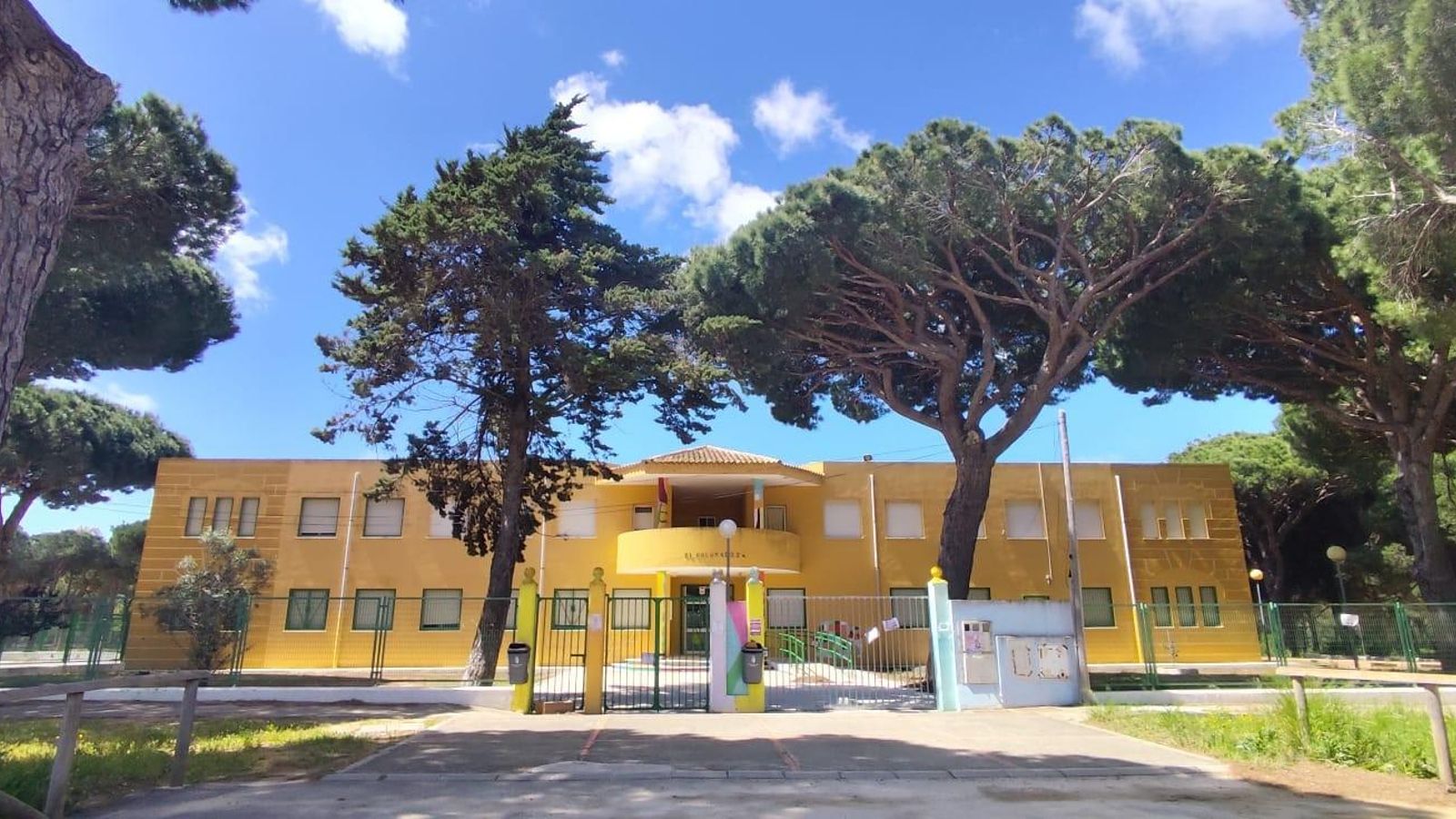 Fachada del CEIP El Colorado, en Conil.