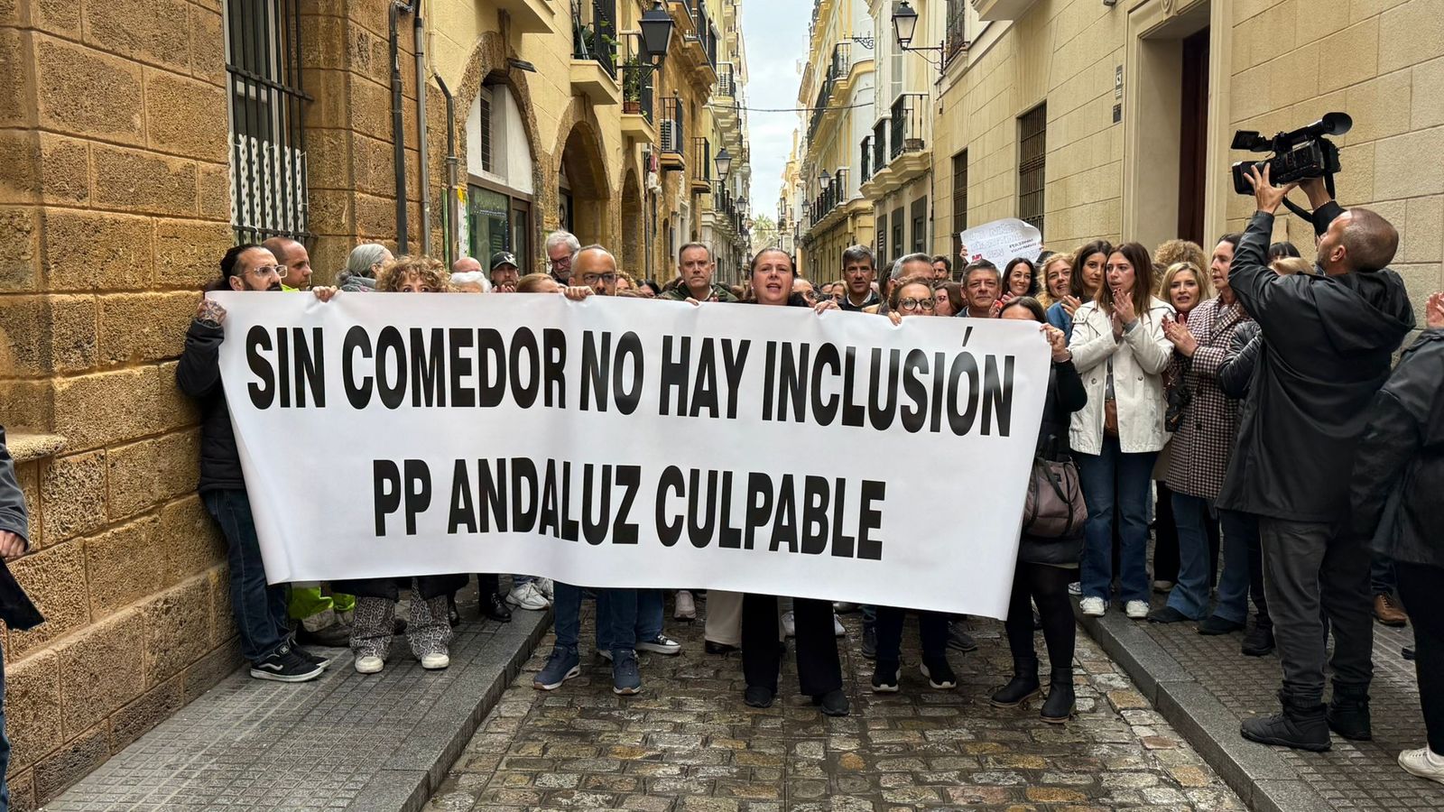 Protesta de UPACE San Fernando ante la sede de la Delegación Territorial de Educación por la pérdida de la subvención del comedor escolar