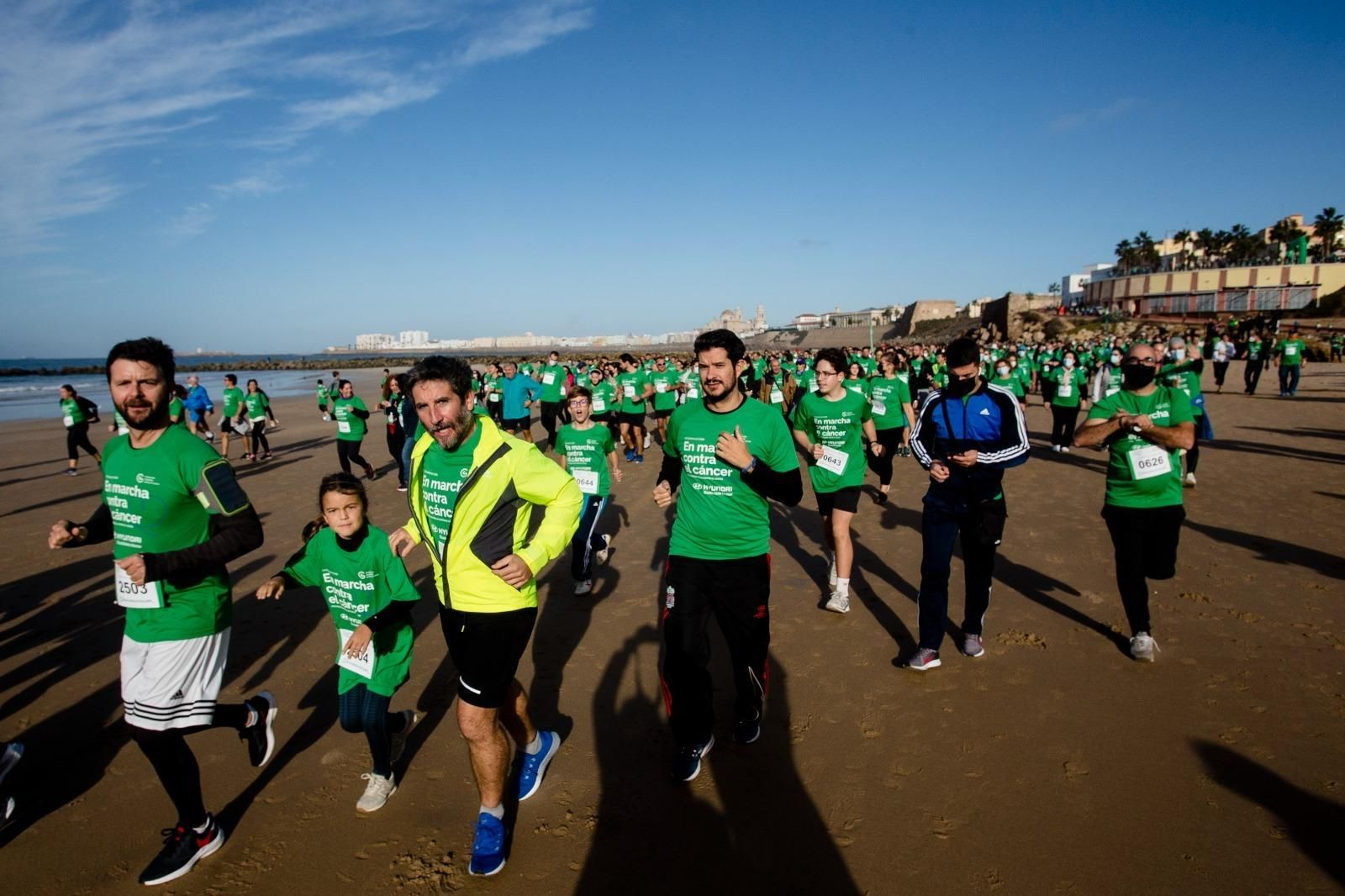 Muchas familias en la Carrera Contra el Cáncer en Cádiz.