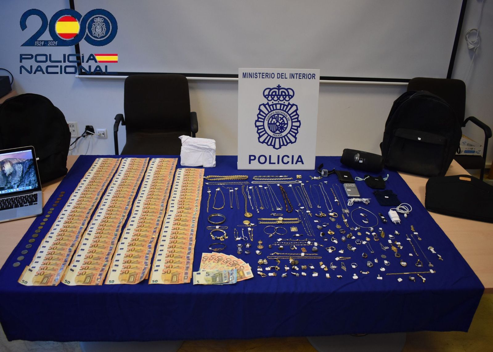 El dinero y las joyas recuperadas por la Policía Nacional en Algeciras.