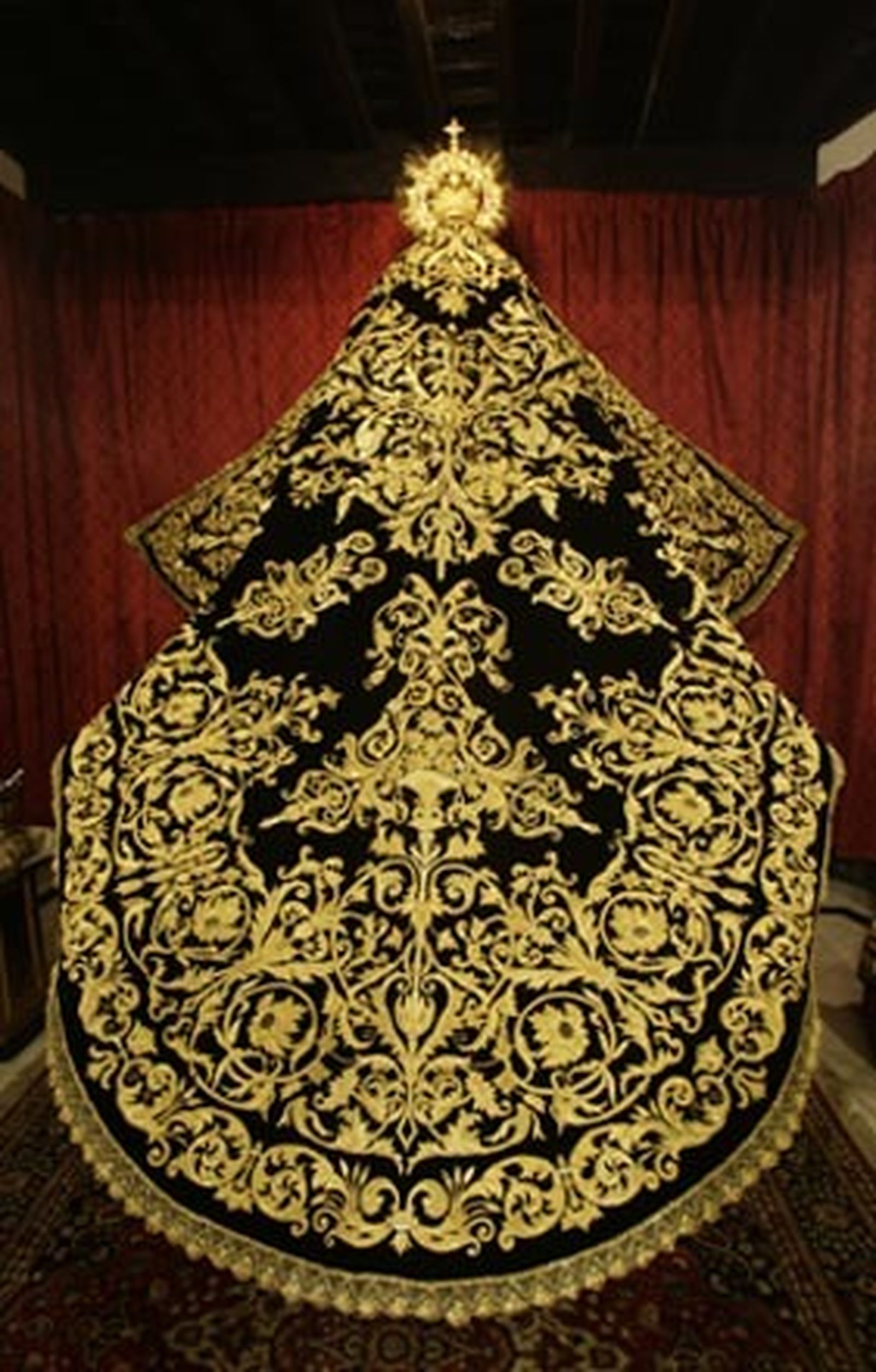 La Soledad de los Servitas ya tiene su nuevo manto bordado