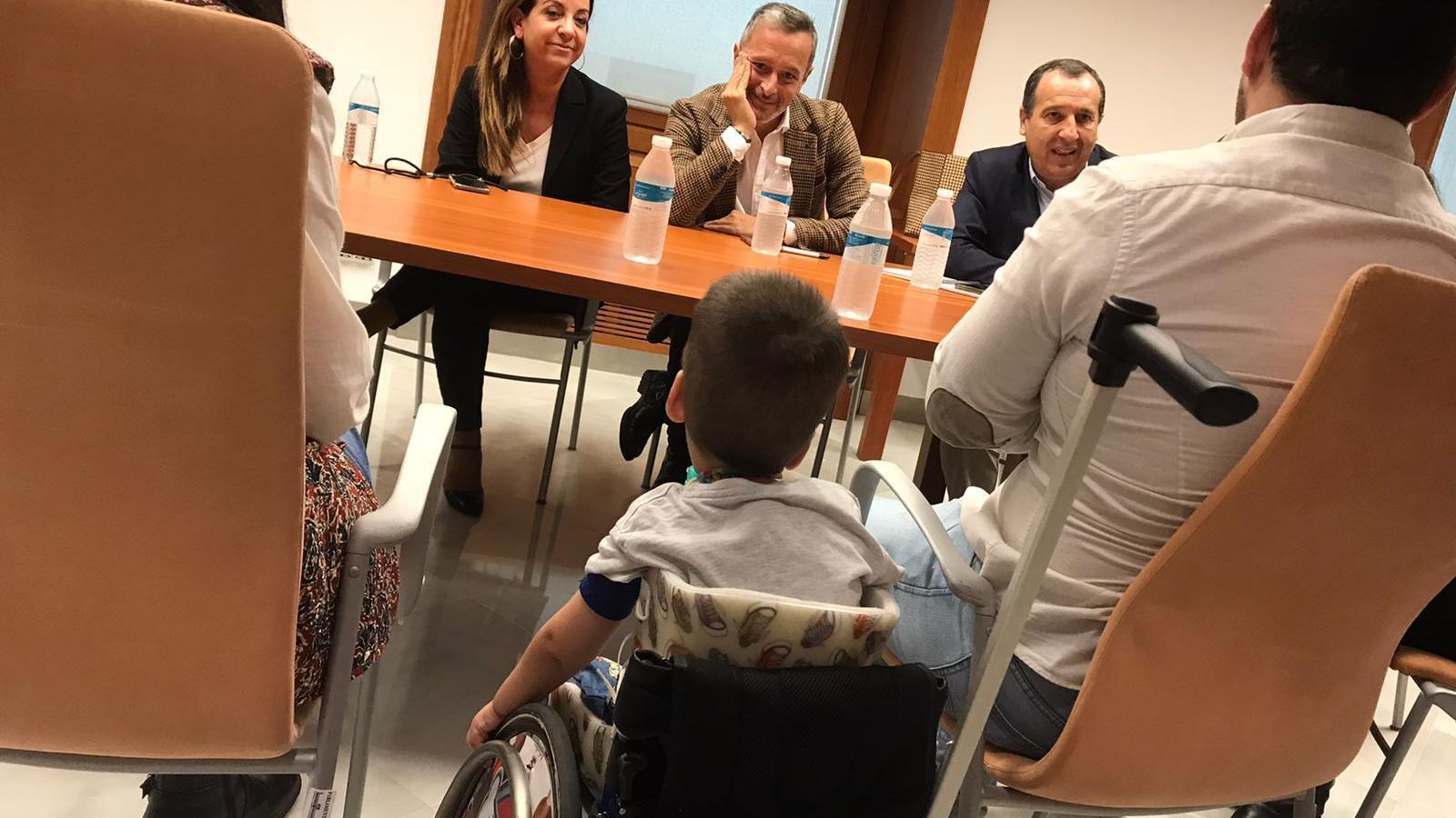 Adrián, junto a sus padres en el Parlamento en la reunión con los portavoces del PSOE andaluz.