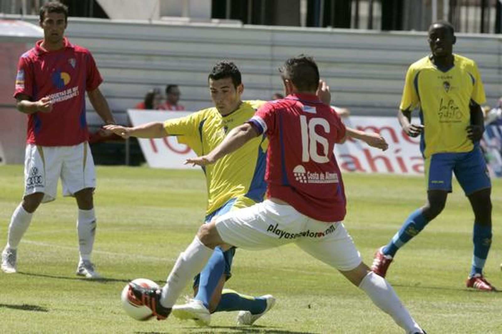 Josemi Caballero realizó una importante labor en el centro del campo. 

Foto: Jesus Marin