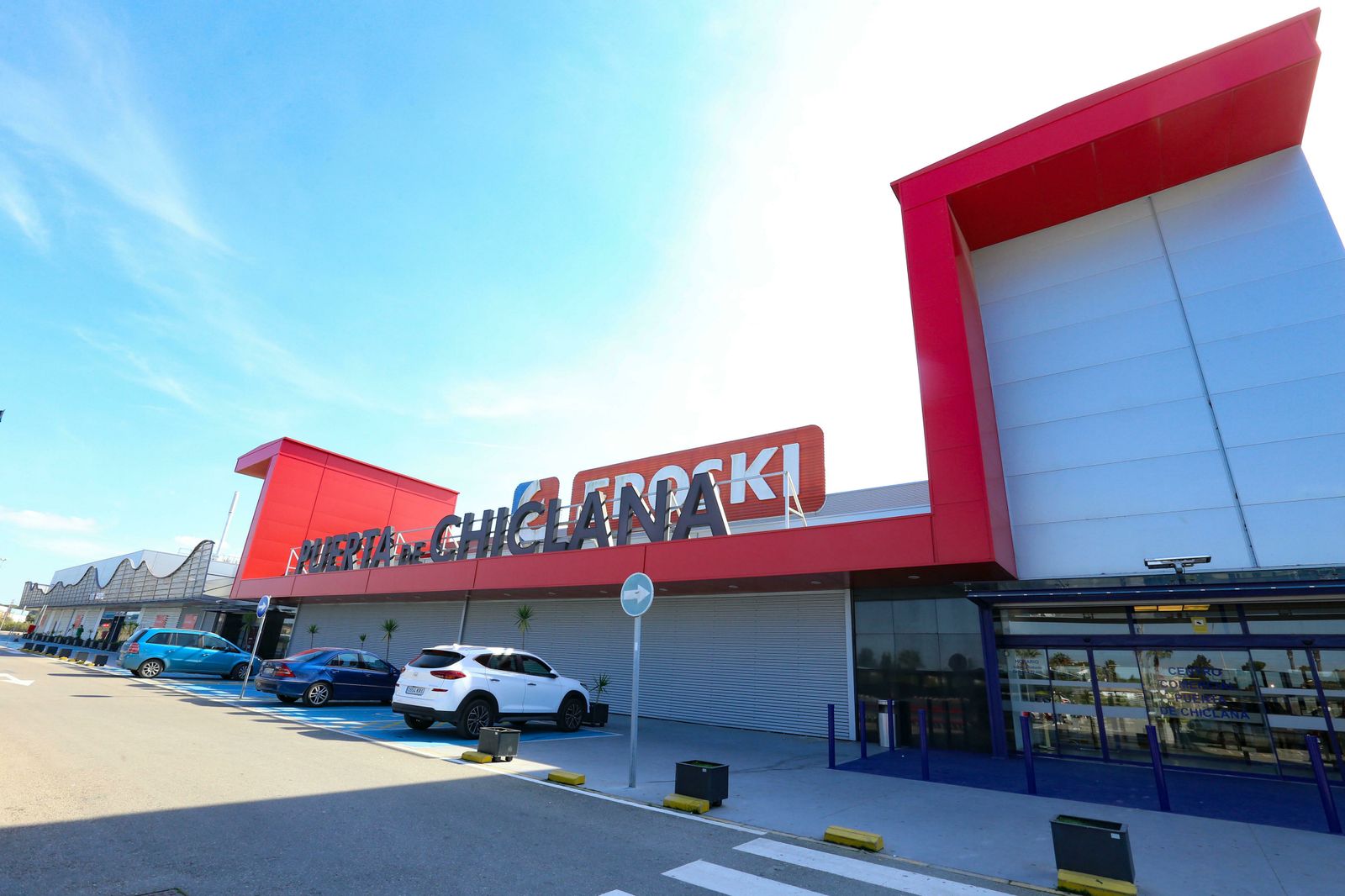 Fachada principal del centro comercial Puerta Chiclana, en el que se proyecta un nuevo impulso económico y empresarial.