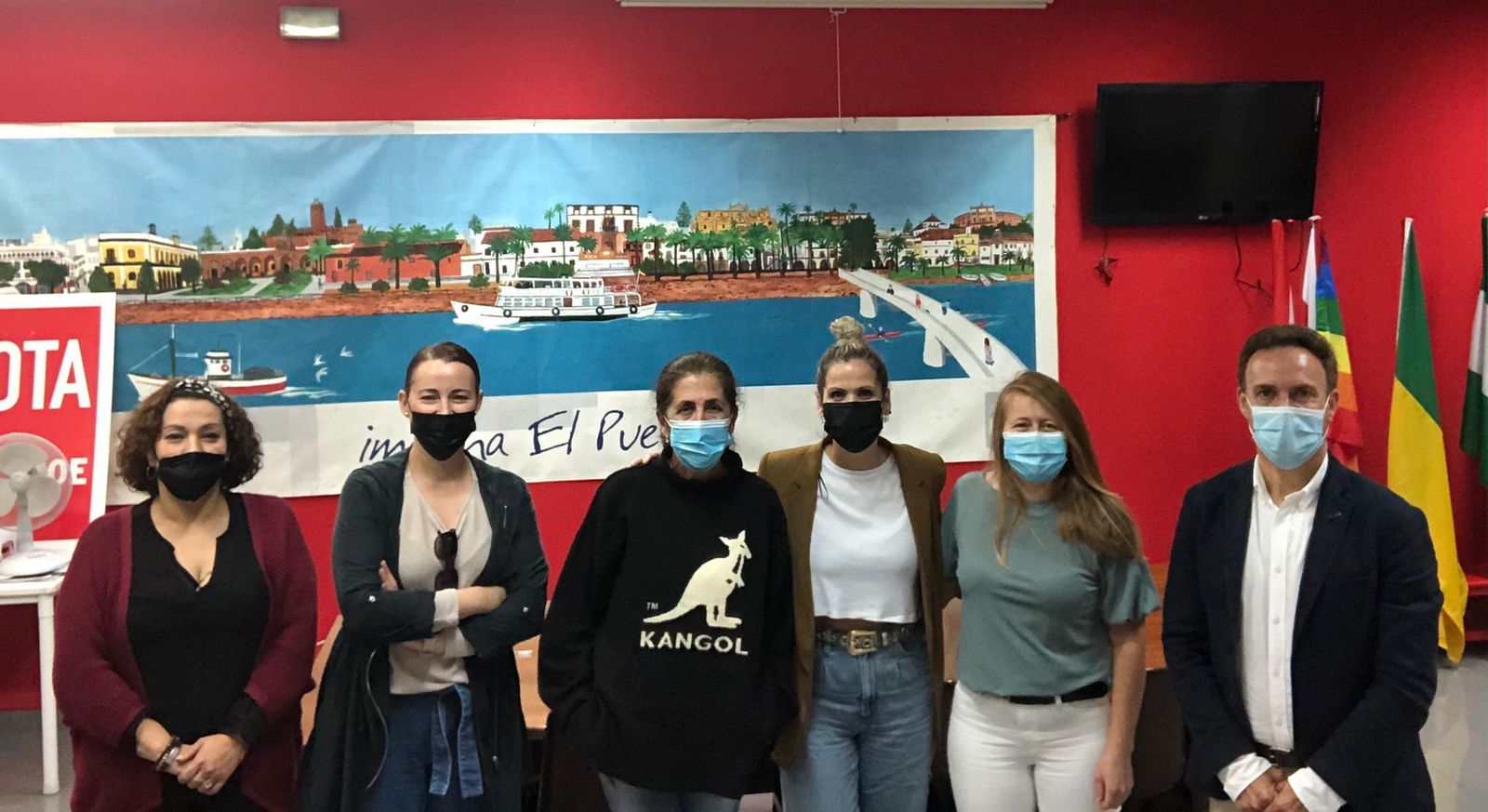 Los representantes socialistas, con las trabajadoras de H&M.