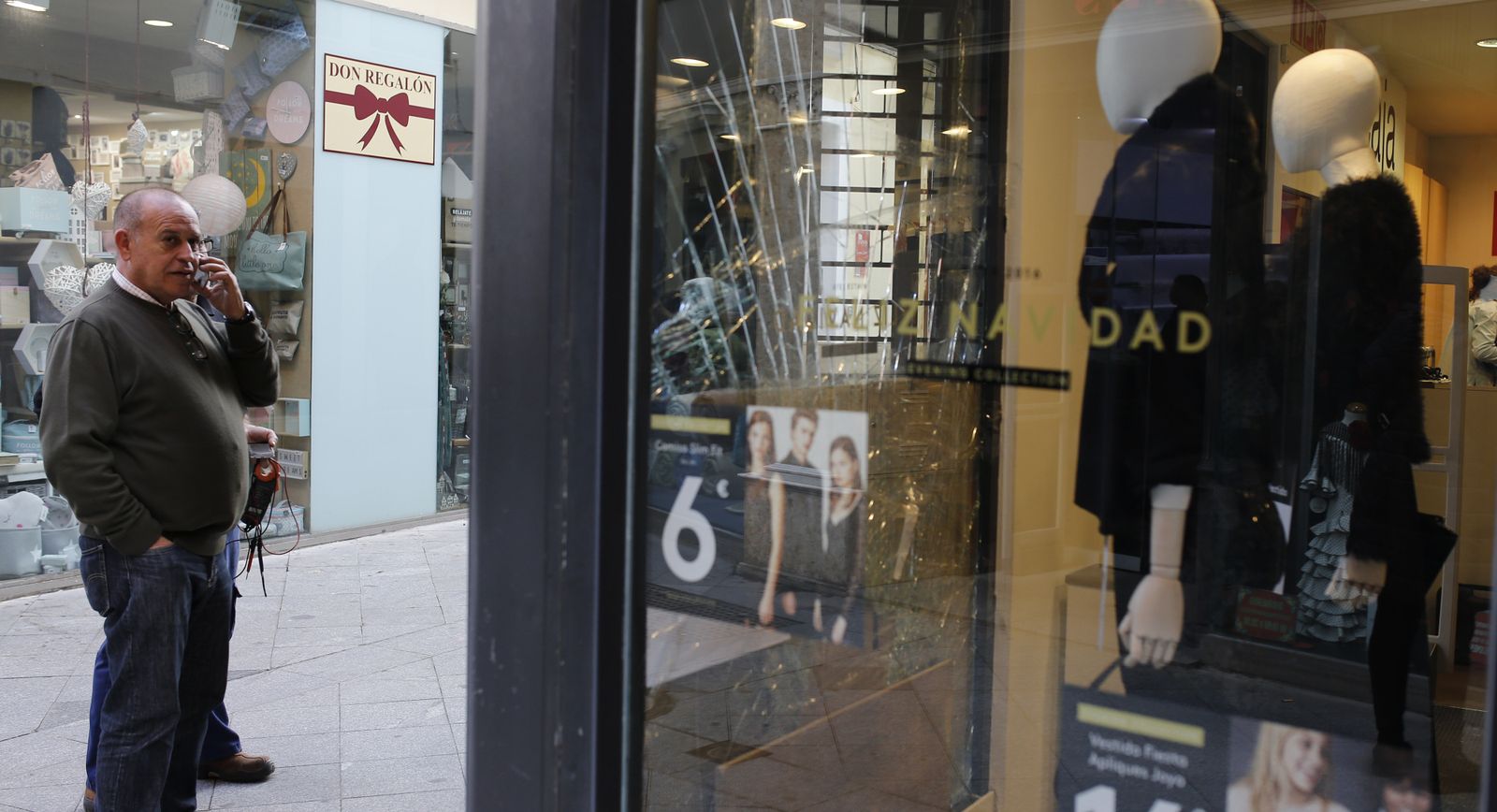 El escaparate destrozado de la tienda de Lefties en Puente y Pellón, desvalijada el 12 de diciembre.