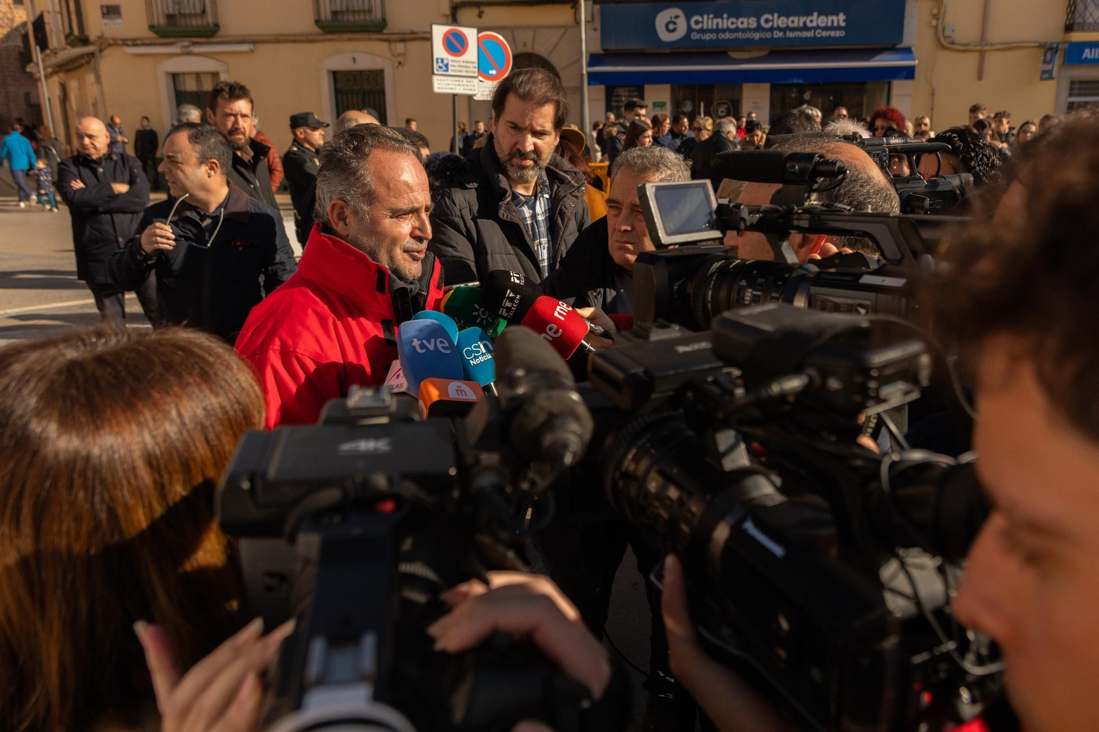 Más de 500 personas guardan un minuto de silencio en Linares por la trágica muerte de tres personas