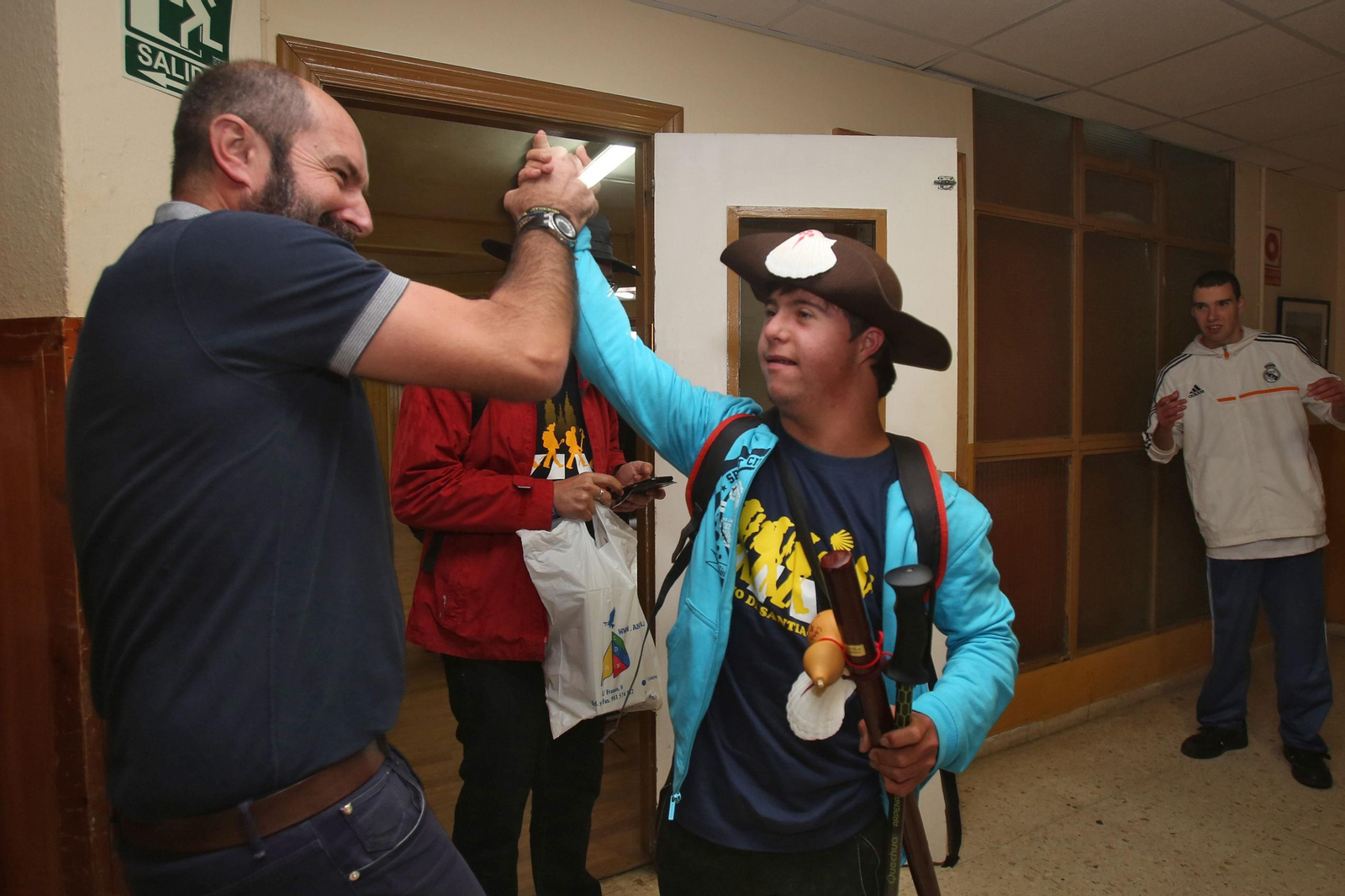 El director de Afanas, Rafa Roldán, recibe a un alumno tras finalizar el camino de Santiago, en una imagen de archivo.