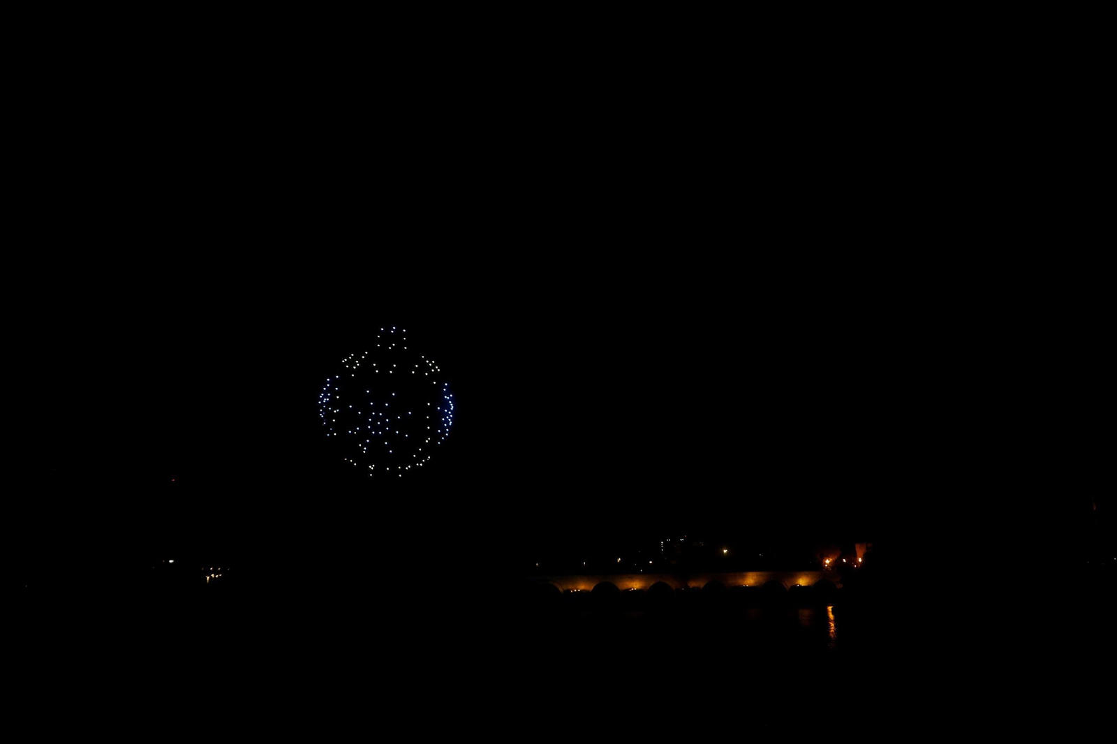 Un espectáculo de drones dibuja 'un cuento de Navidad' en el cielo de Córdoba