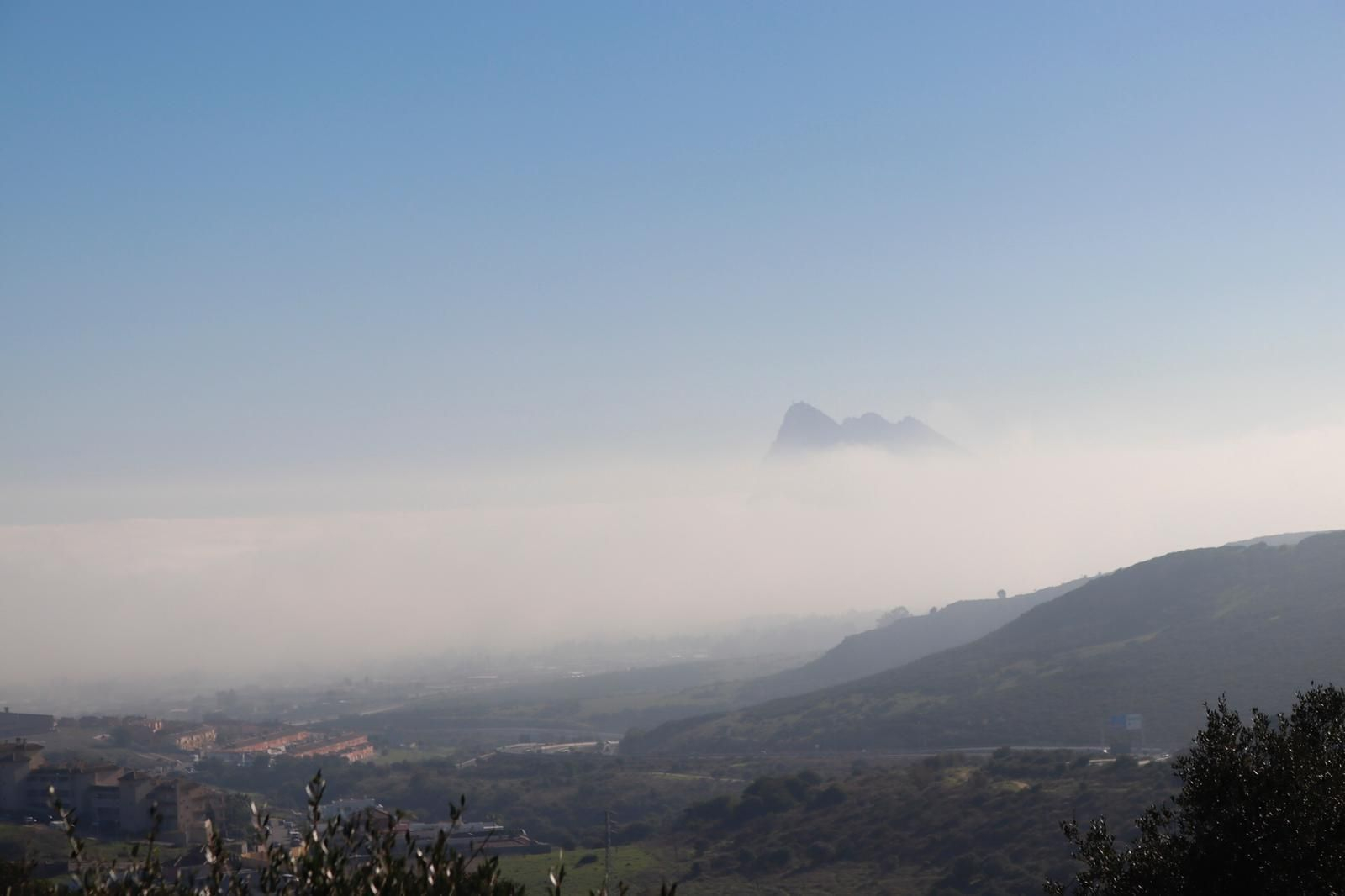 El Peñón sobresale sobre la densa niebla