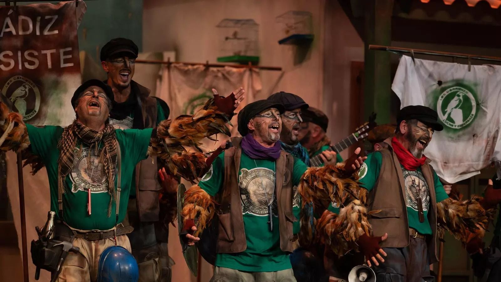 ‘Los gorriones’, comparsa de Chiclana.  El grupo dirigido por Antonio de la Llave Alias cantó con un ejército de gorriones que alzan el vuelo para defender su casa.