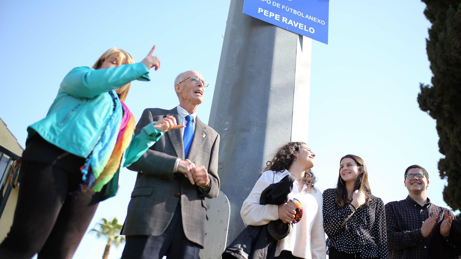 La alcaldesa descubrió una placa con el nombre de Pepe Ravelo.
