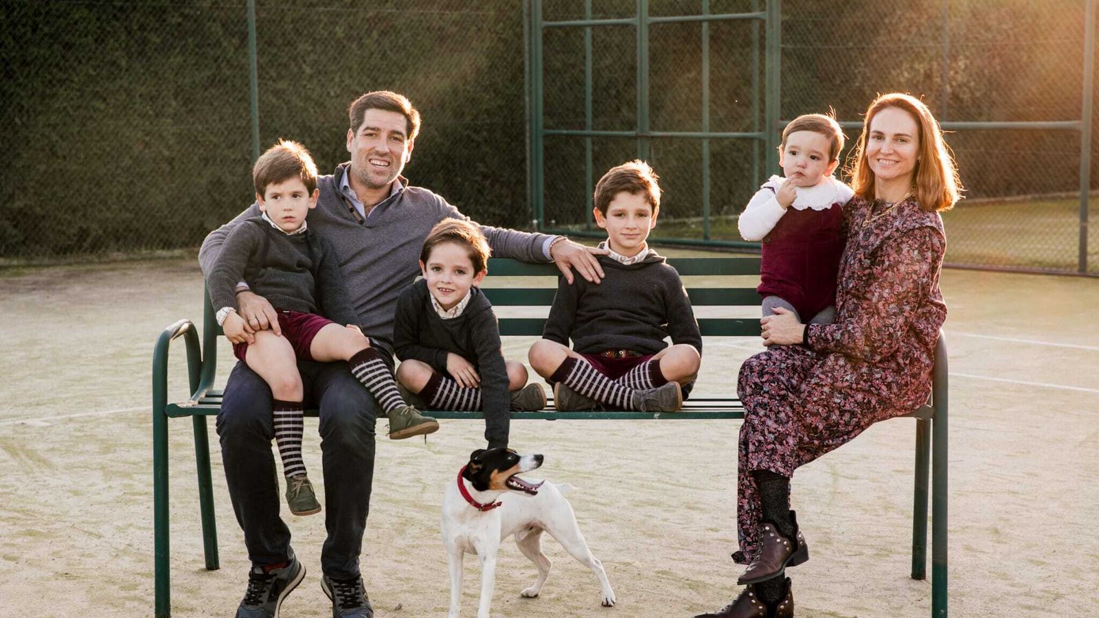 La sevillana Cristina Contreras junto a su marido, sus cuatro hijos y su mascota, en una imagen reciente.